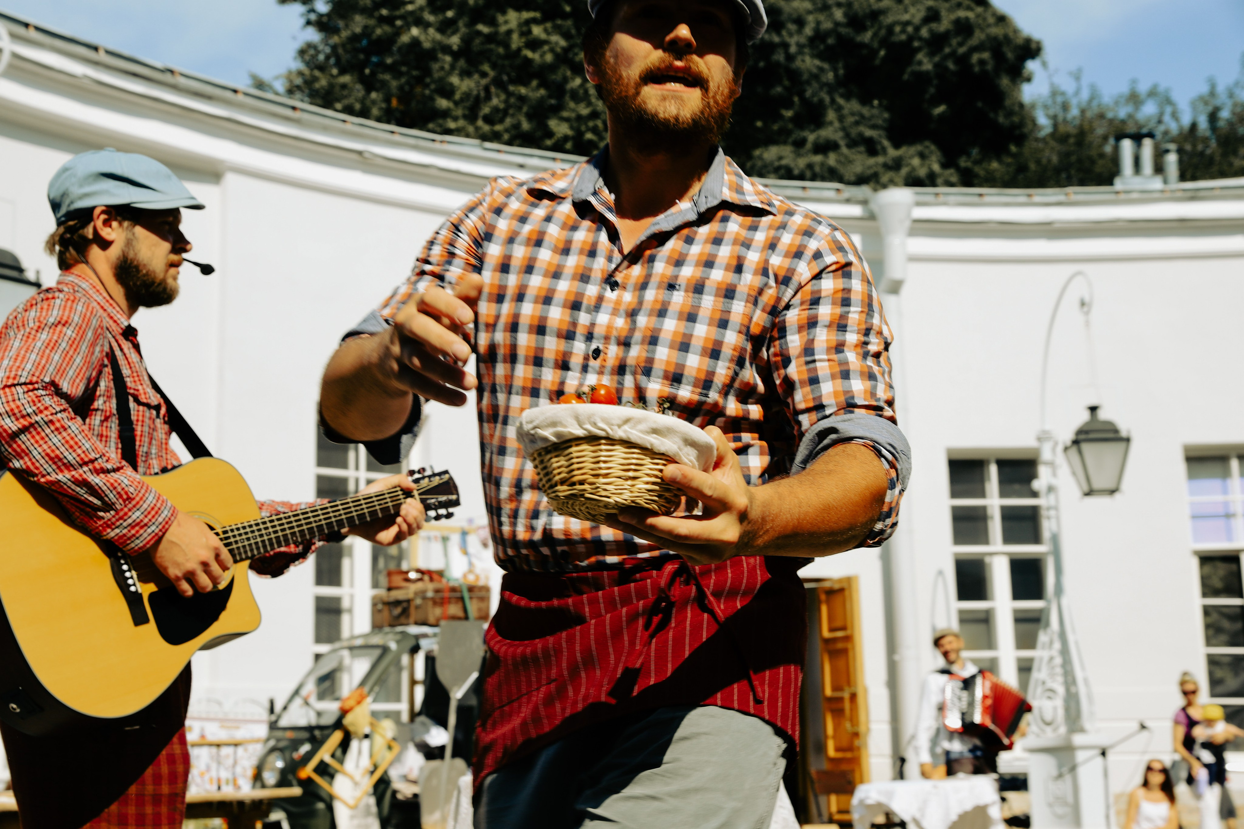 Театр Вкуса, Приключения итальянцев в России