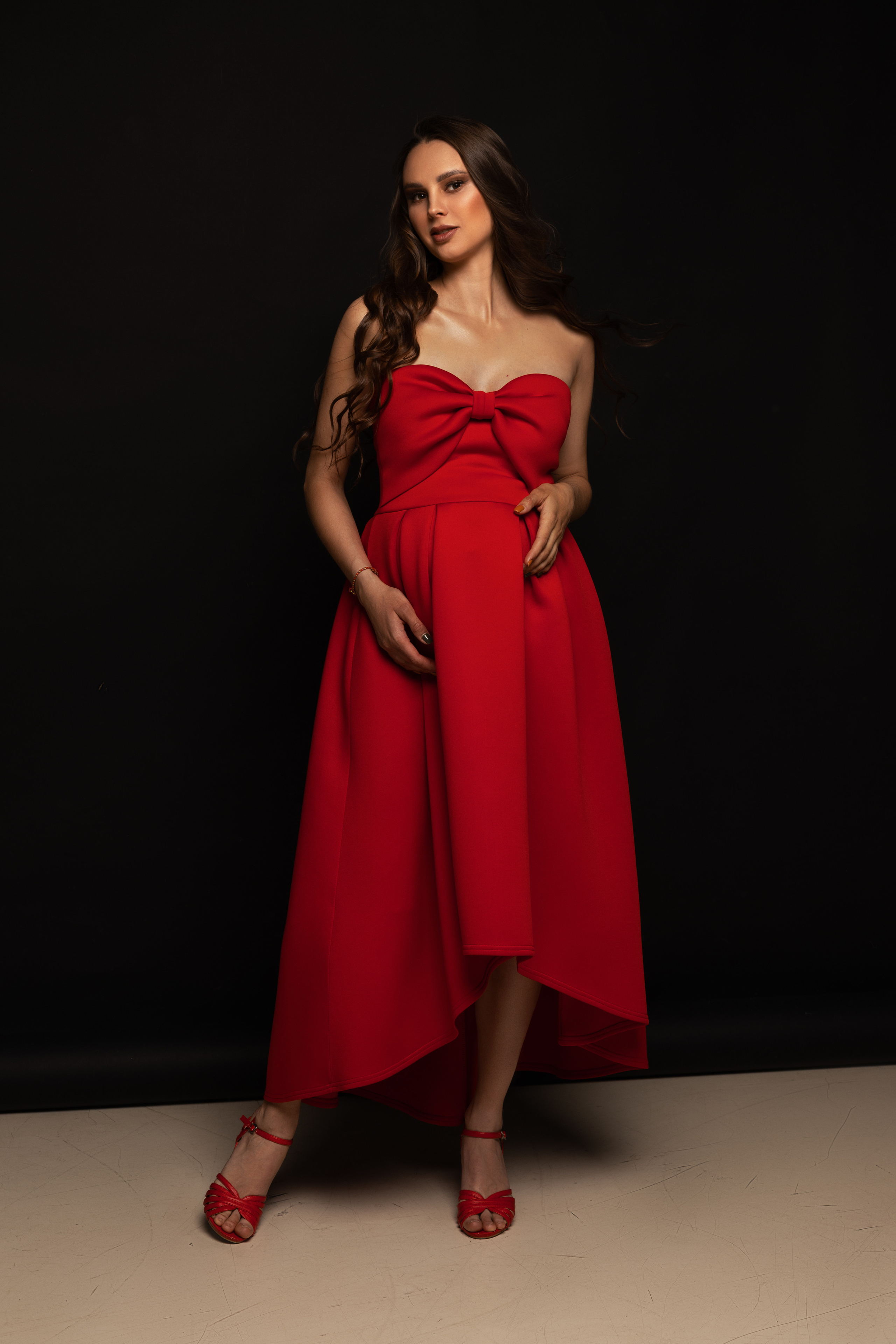 Фотосессия беременности, минимализм, циклорама