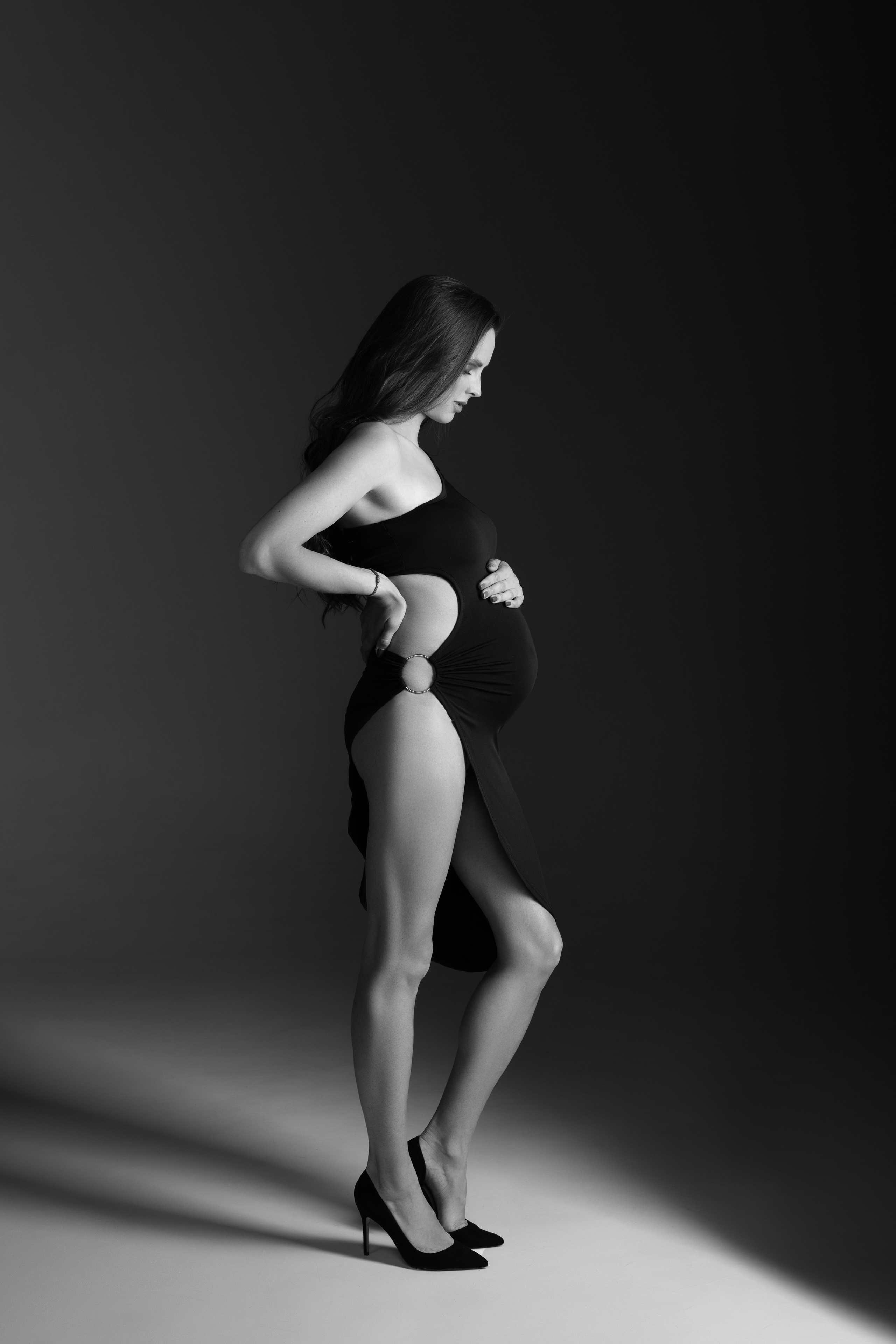 Фотосессия беременности, минимализм, циклорама