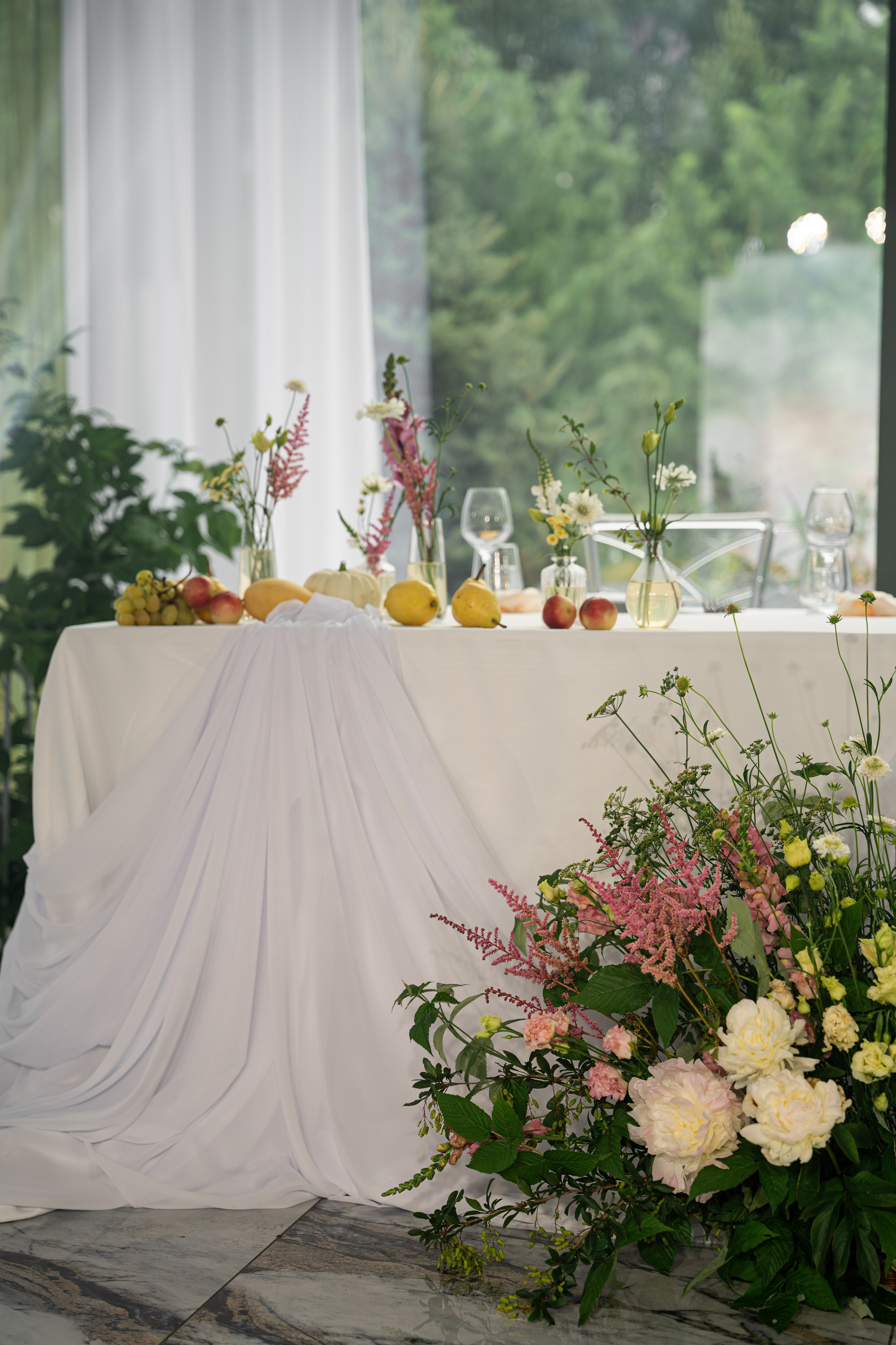 Свадебный декор, живые цветы, фудфлористика, стол молодоженов