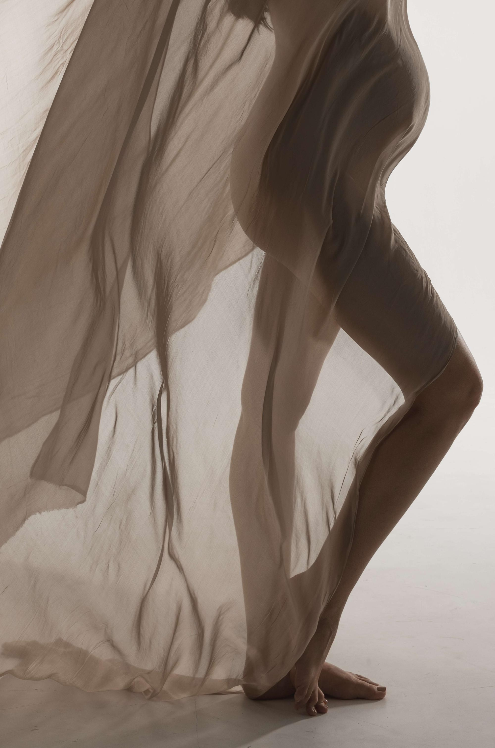 фотосессия беременной в фотостудии на светлом фоне в красивом разлетающемся платье, фотография беременности, фотосессия беременных, портрет беременной