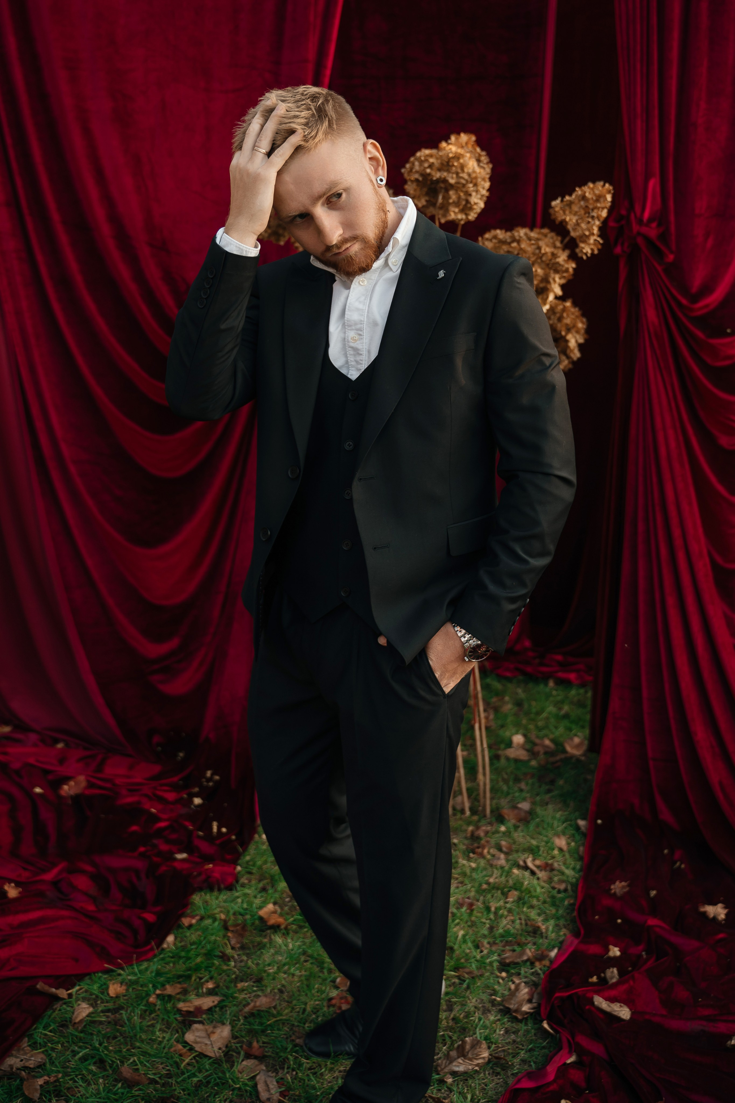 Свадебная церемония на фотозоне из красного бархата. Свадебный фотограф Елена Рякина