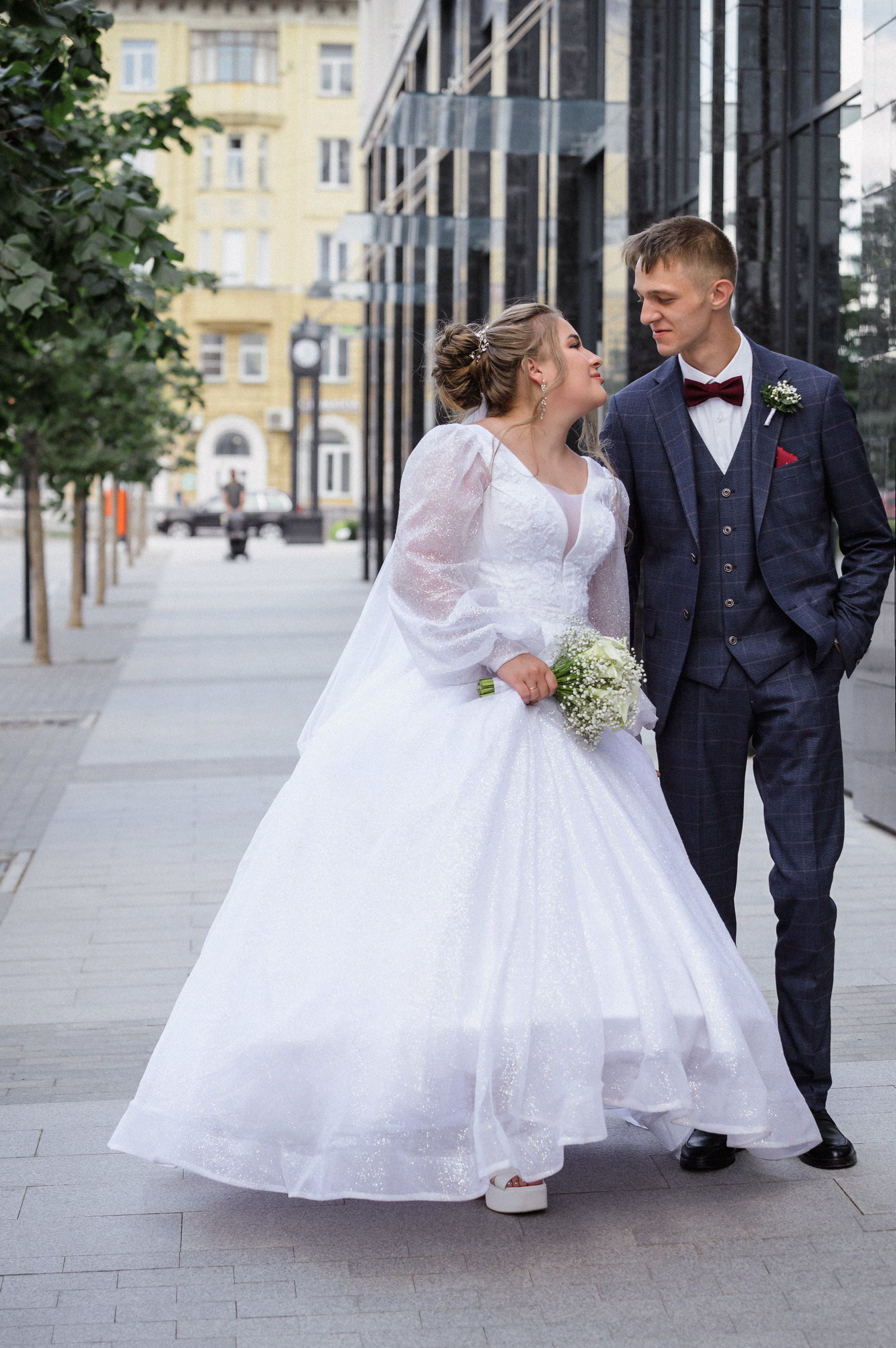 Арбузы и виноград висят гирляндами, наполняя праздник вкусом лета. Профессиональный фотограф из Новосибирска — Саша Кё.