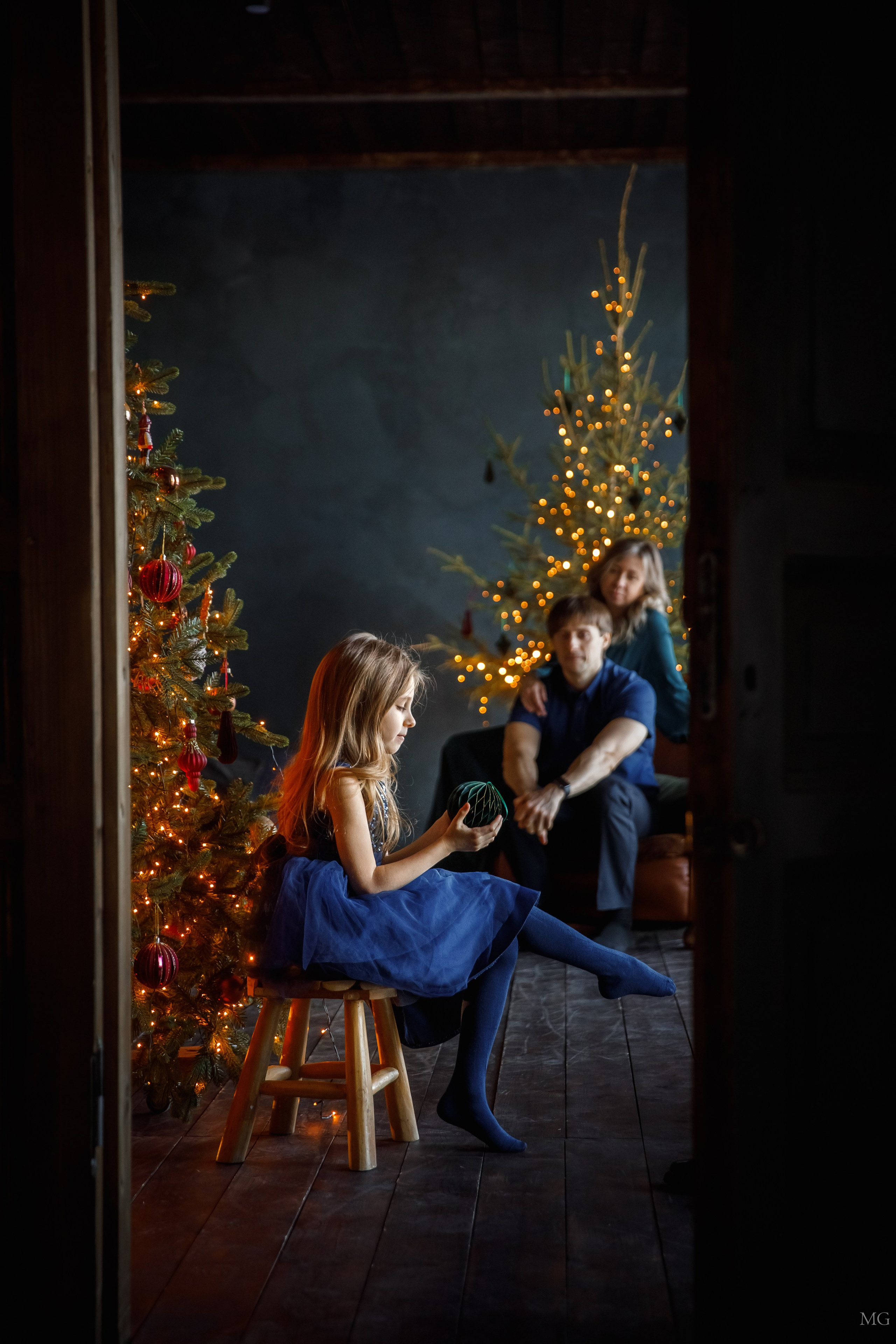 Анютка и родители). Маша Гонтарь Семейный домашний репортажный фотограф в Санкт-Петербурге