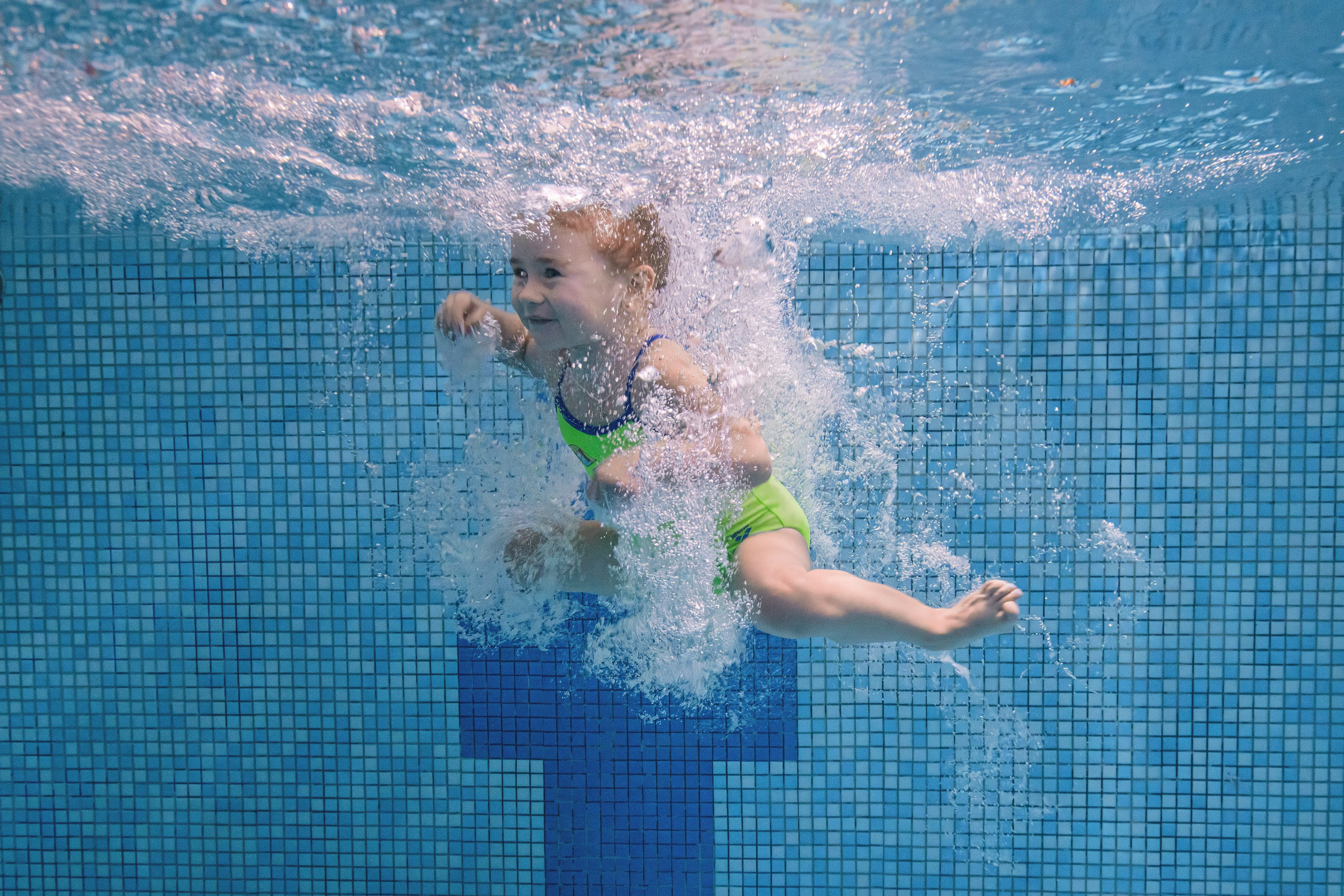 Подводная фотография ребенка в бассейне 