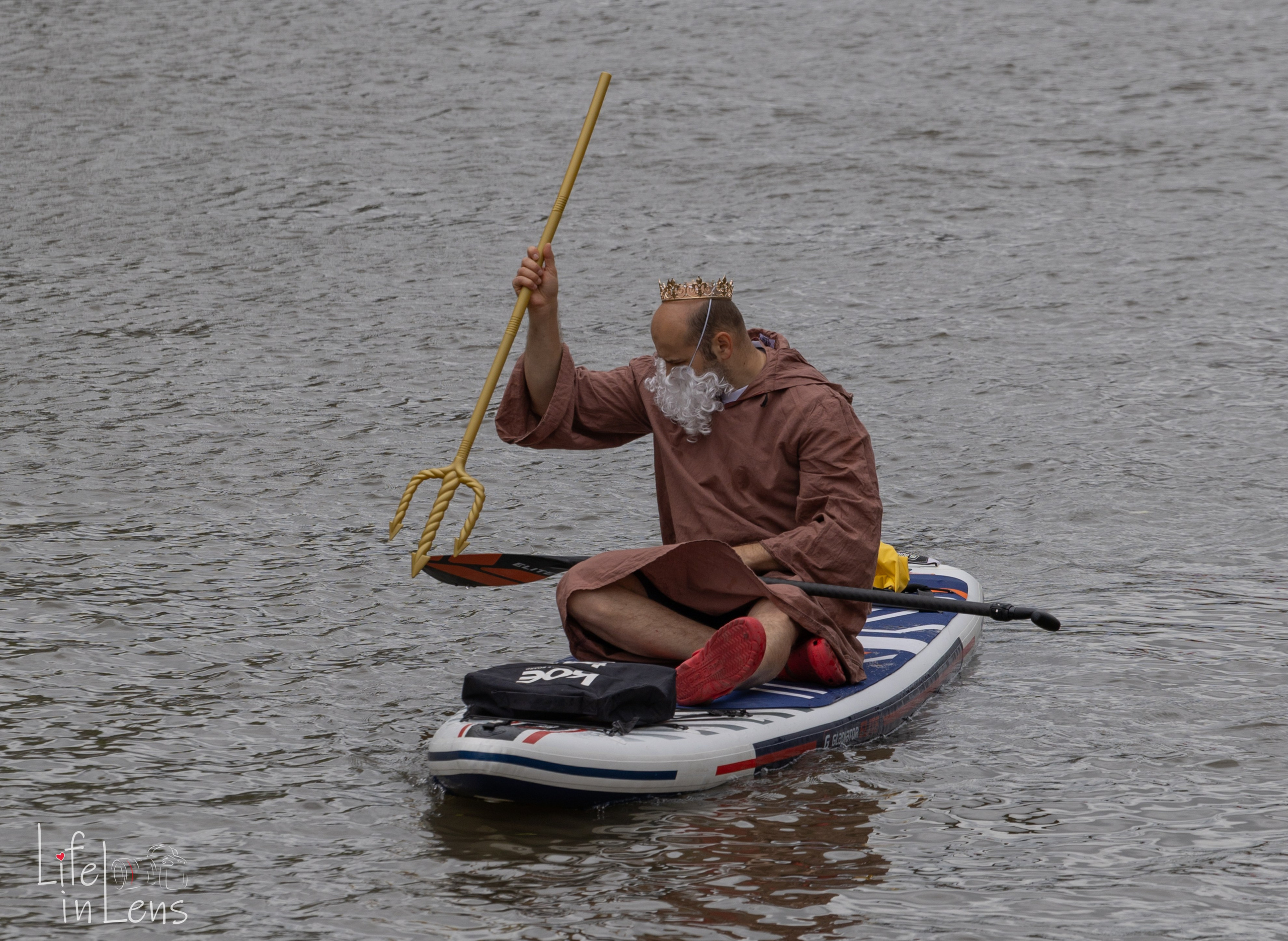 SUP-карнавал. Фотограф, получающий удовольствие от своей работы