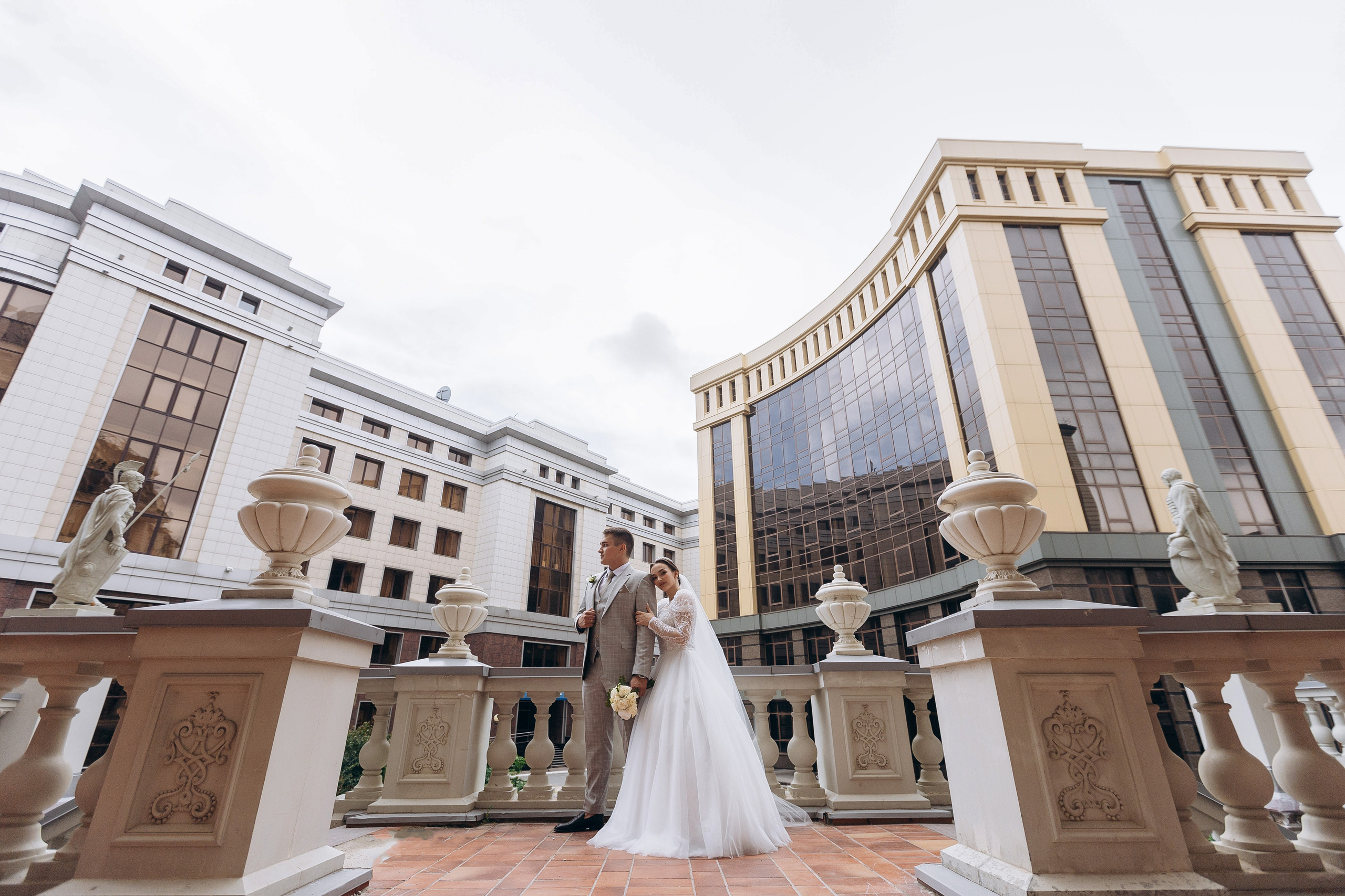 фотограф на свадьбу, свадебная фотосессия театре, свадебное платье со шлейфом