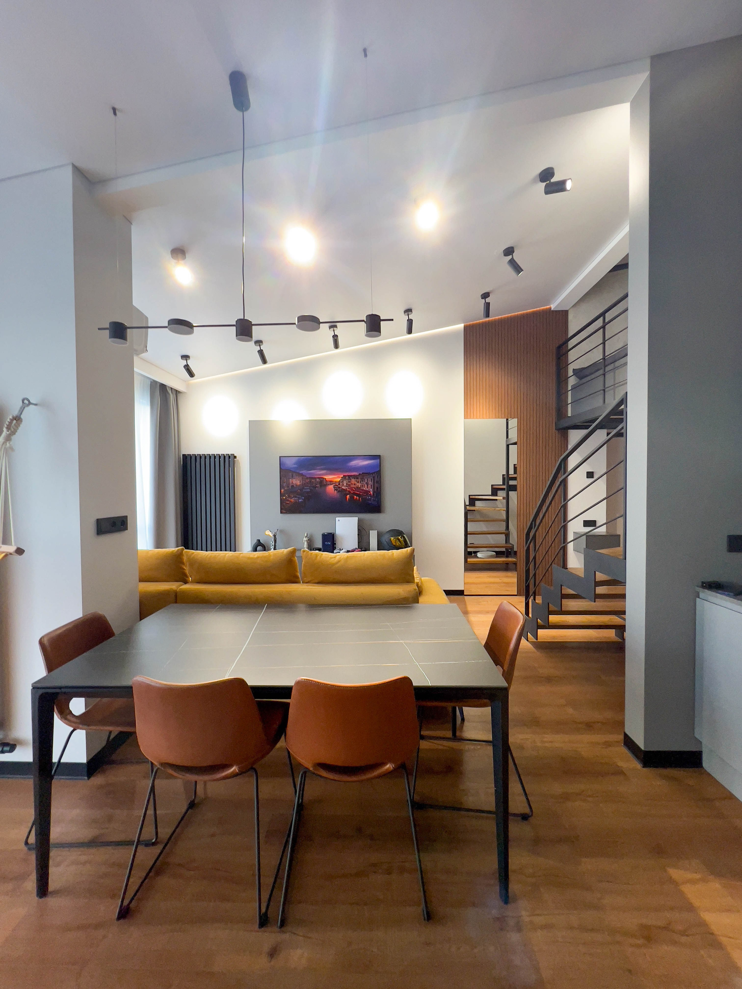 The apartment is on two levels. Fotograf Dmitrii Donets