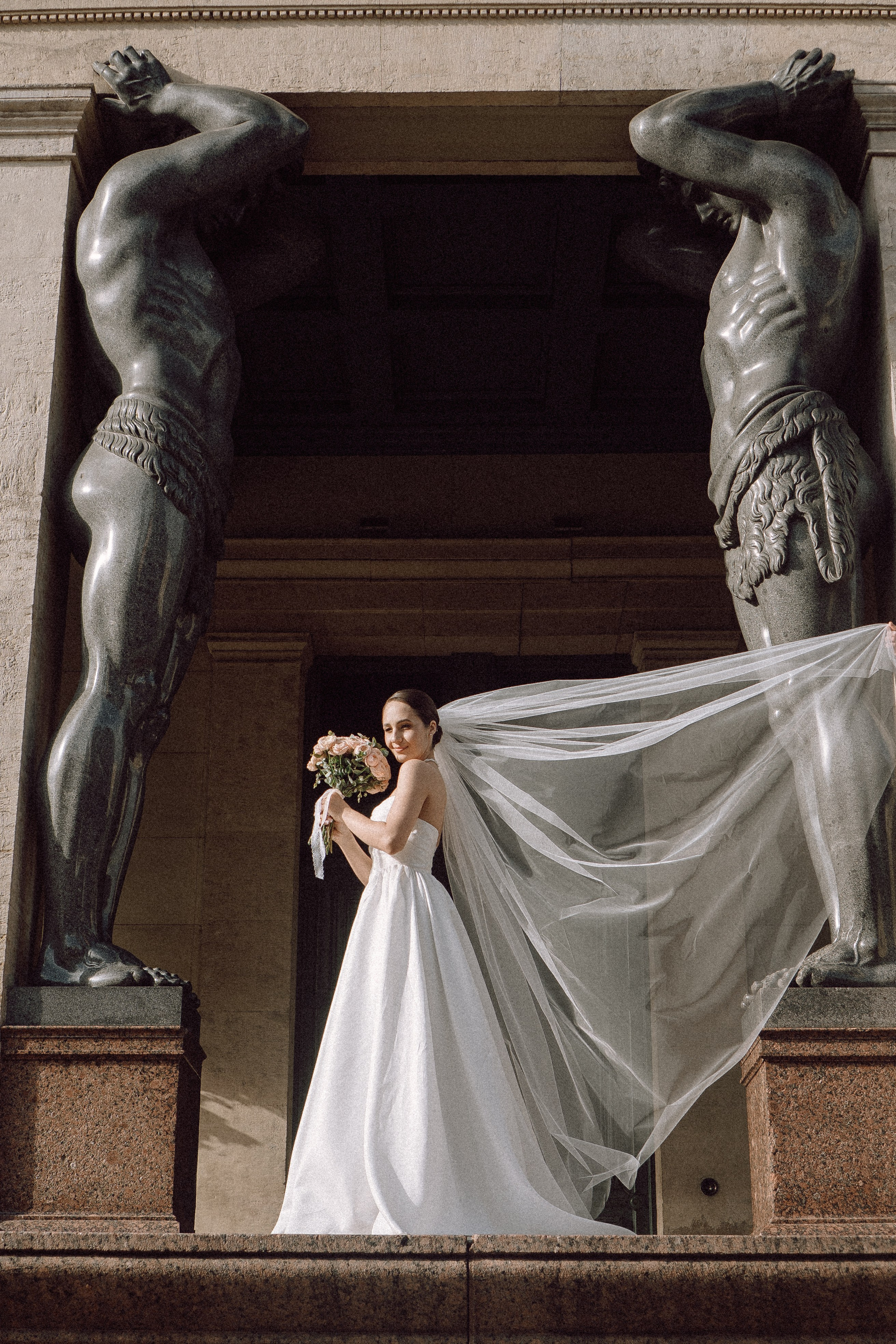 СВАДЕБНАЯ ПРОГУЛКА В САНТК-ПЕТЕРБУРГЕ (ИСАКИЕВСКИЙ СОБОР, ЗИМНЯЯ КАНАВКА, ЭРМИТАЖ И БОЛЬШАЯ МОРСКАЯ УЛИЦА). Профессиональный фотограф, Санкт-Петербург — Виктория Богомолова