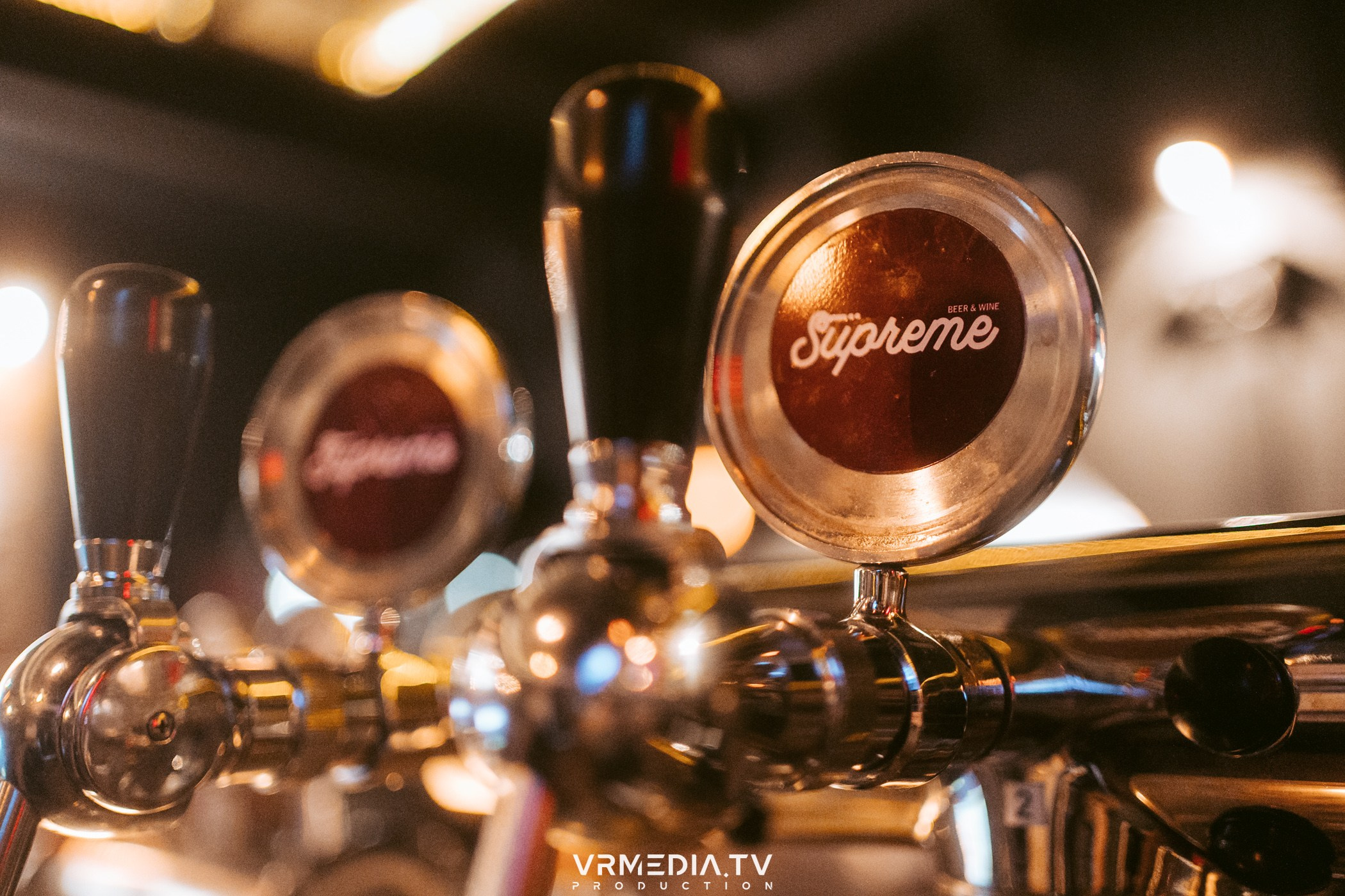 Вино и Стихи в баре «Supreme»