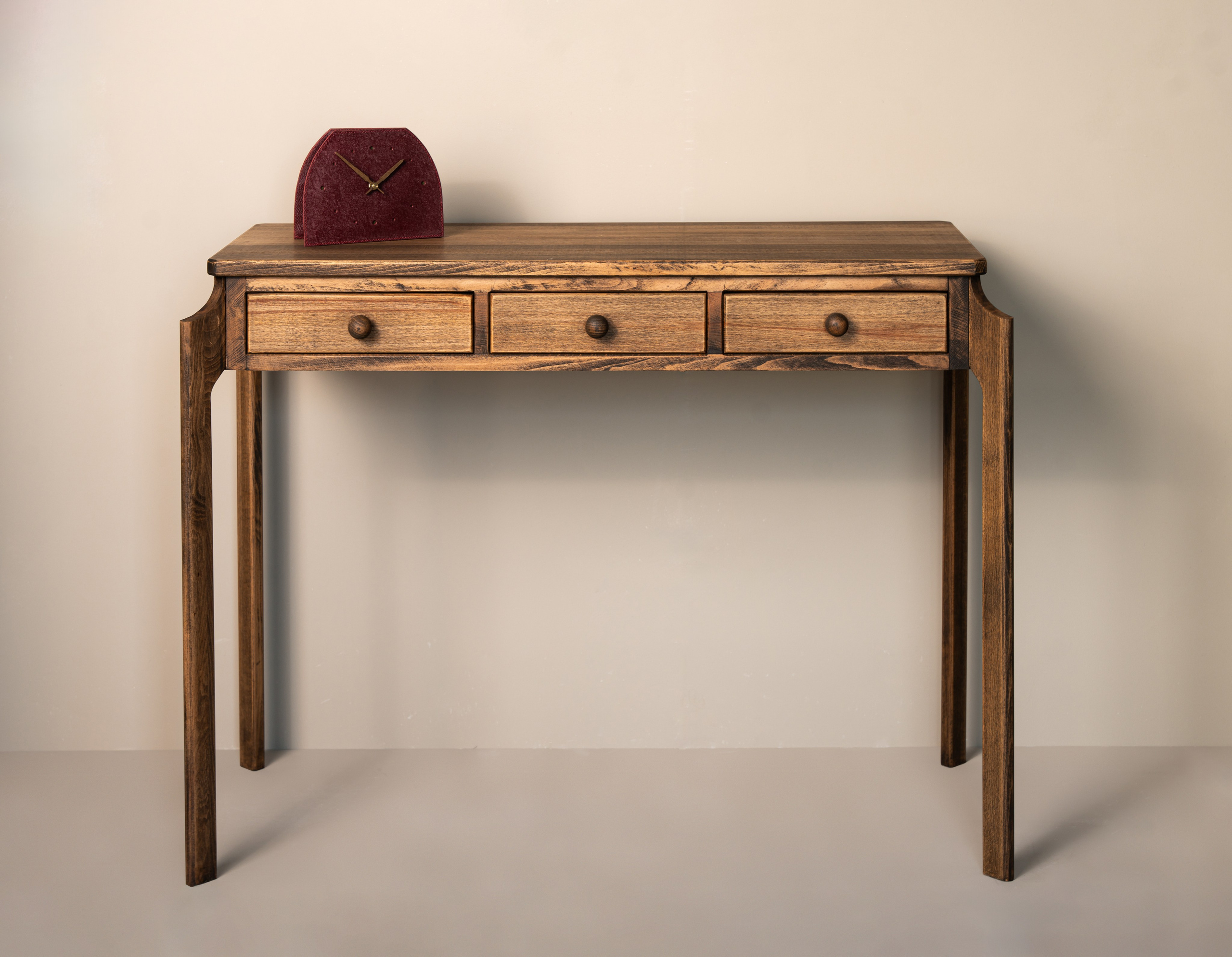 деревянная консоль ручной работы у стены