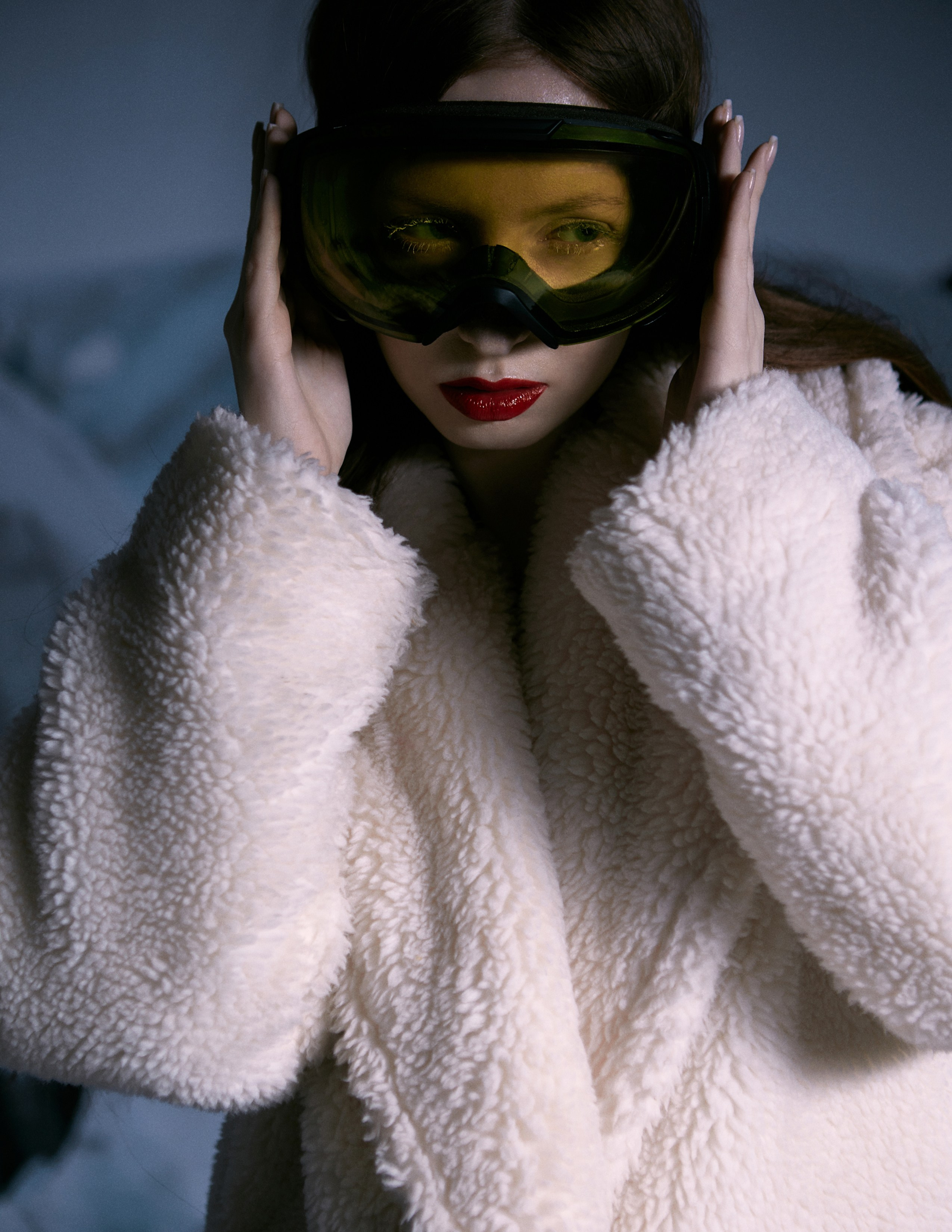 Фотограф в Москве Калагина Светлана - профессиональная имиджевая съемка для Вашего бренда на тканевом фоне в студии. Девушка в лыжной маске