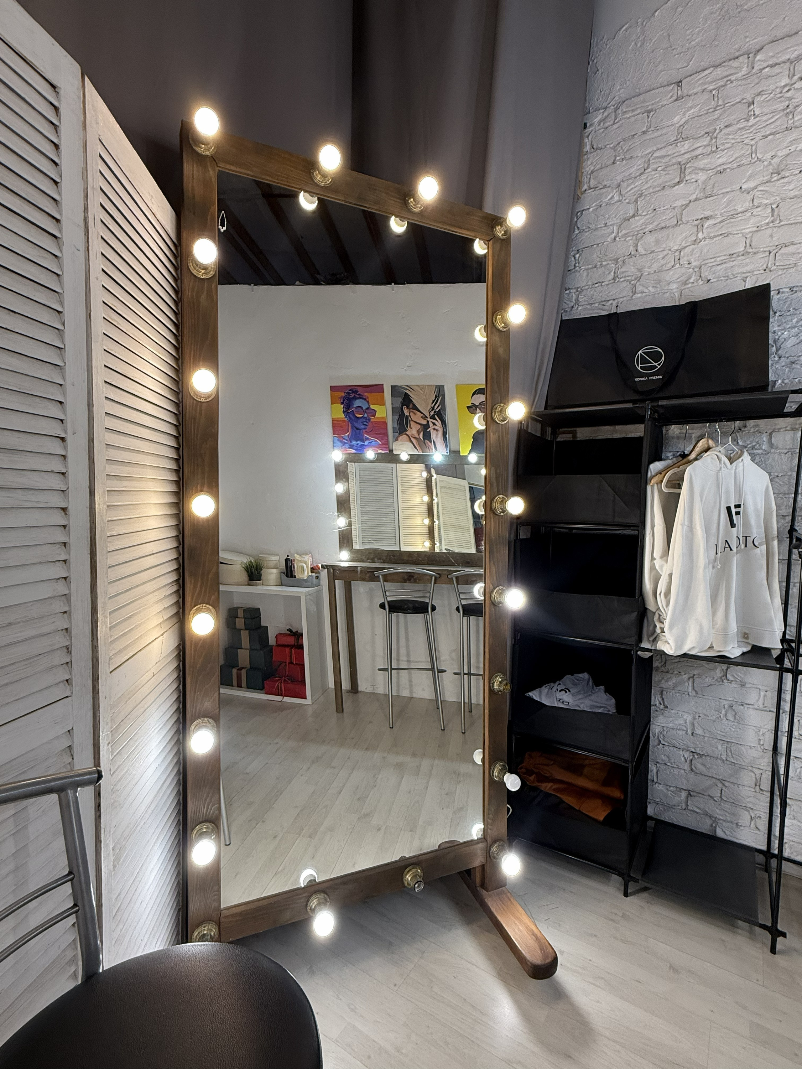 Гримерная комната. Главная