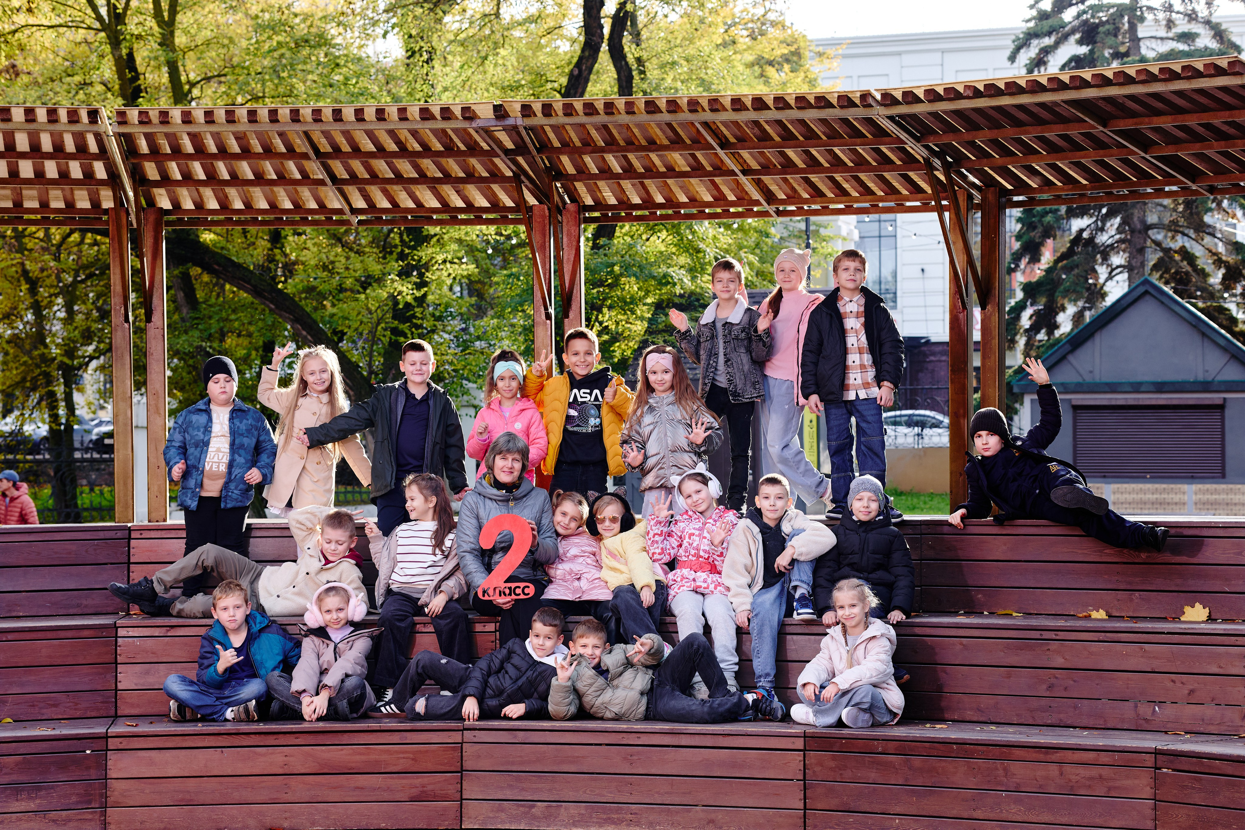 Прогулка в парке классом. Фотограф Выпускные альбомы Таганрог Сергей Коробченко