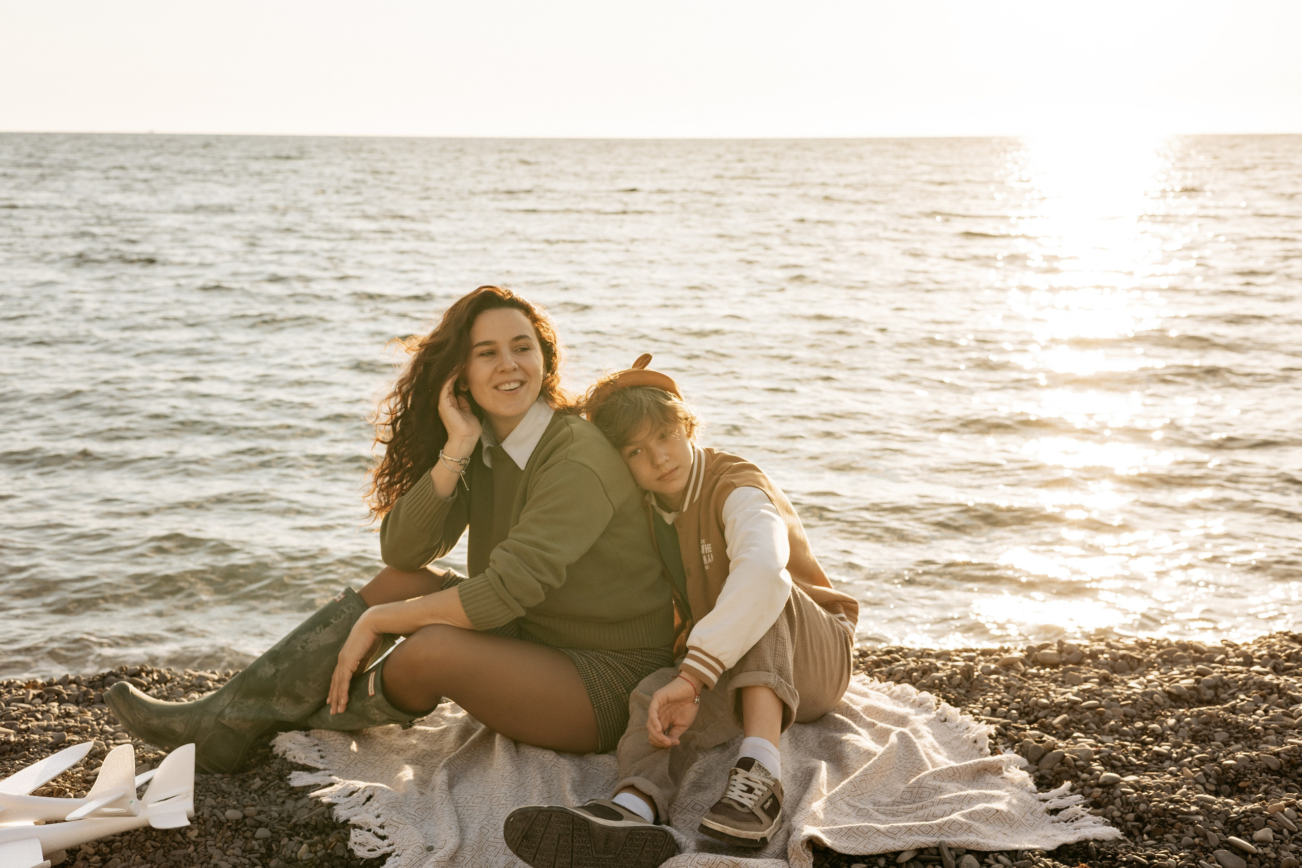 Закат создает волшебный фон для семейных фотографий