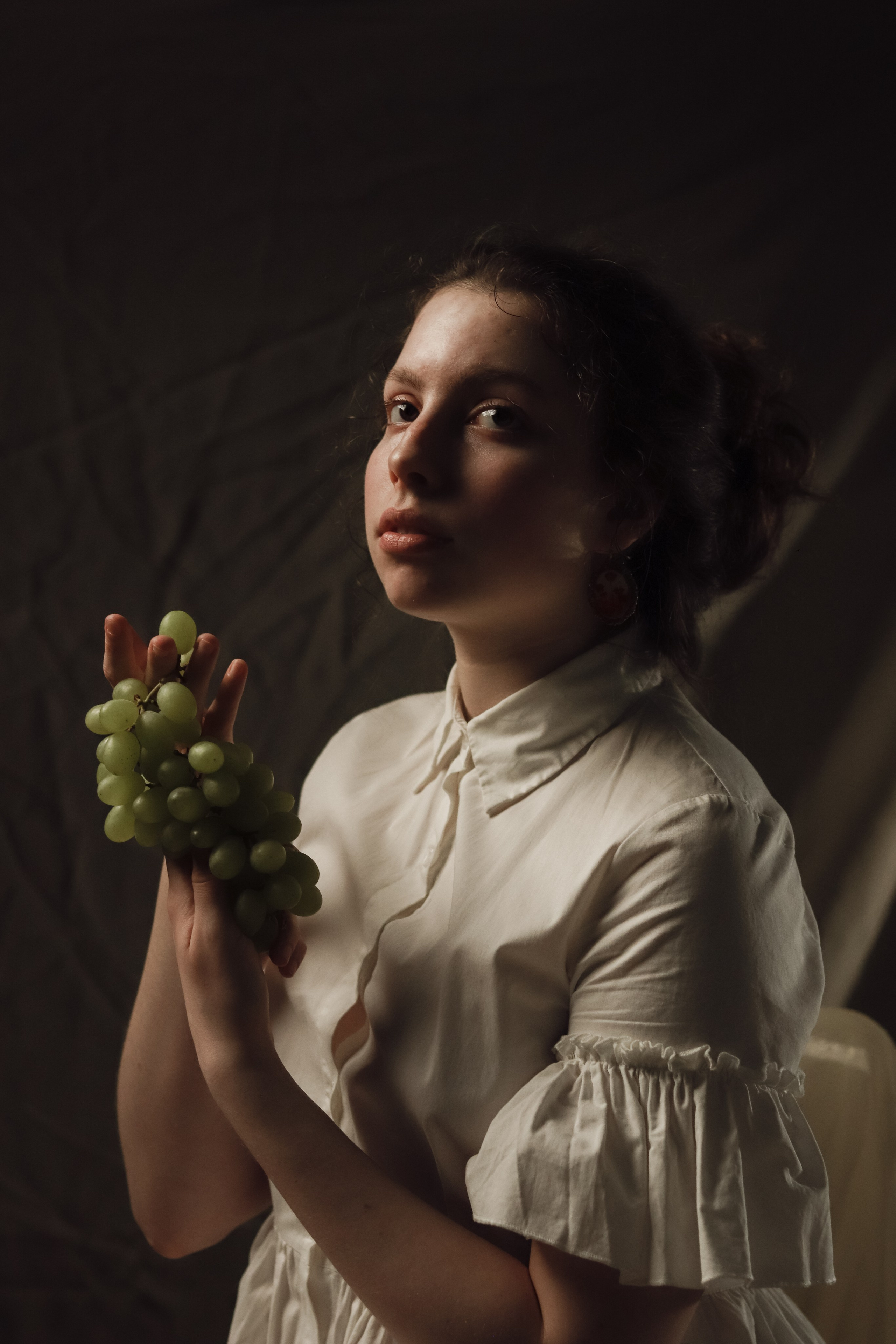 Арина и виноград. Ивентный фотограф в Санкт-Петербурге Олег Комков