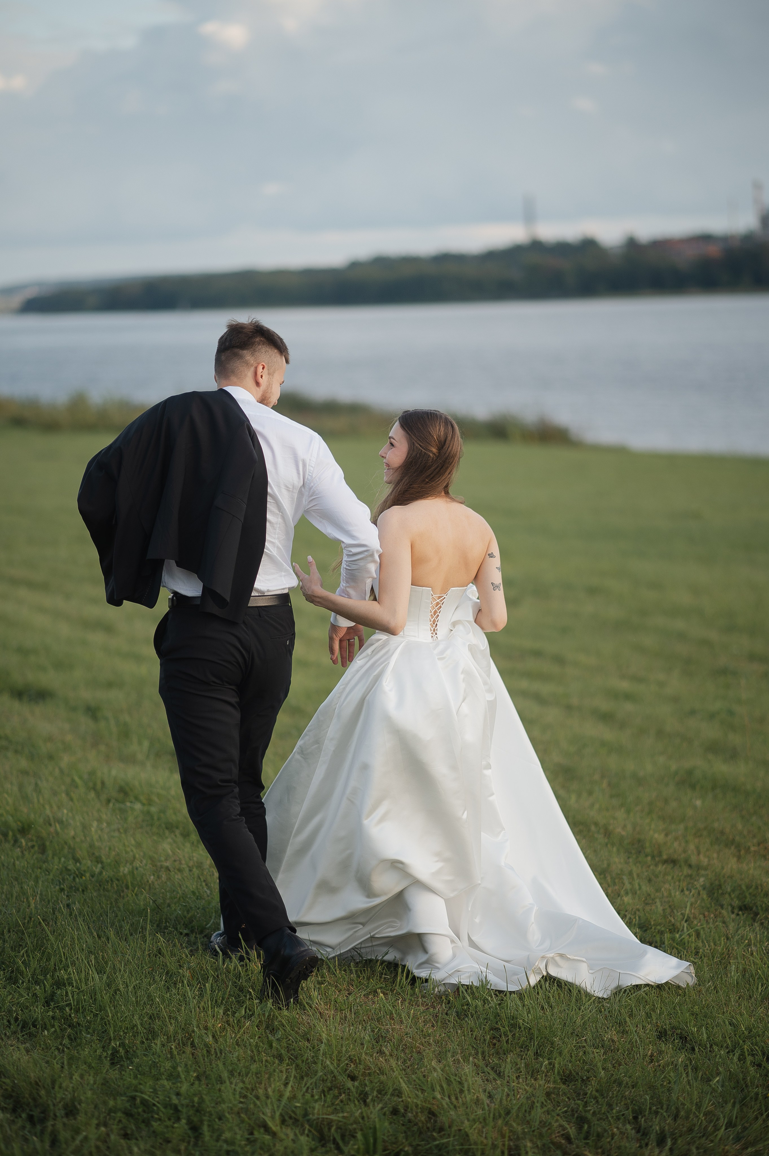 Свадьба на берегу Волги. Свадебный фотограф в Ярославле Денис Медоваров