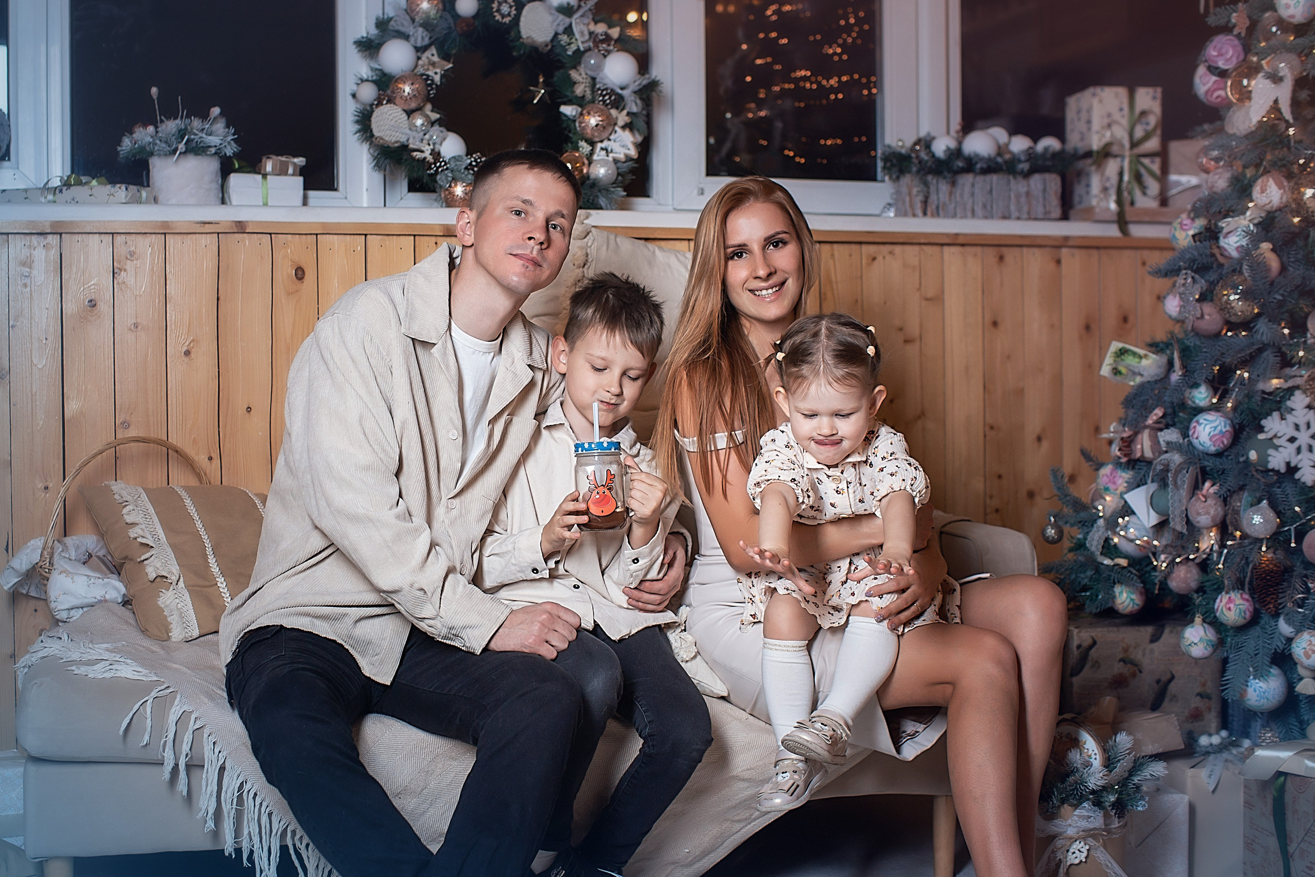 Новогодняя_Евгений и Юлия с детьми. Семейный фотограф в Санкт-Петербурге