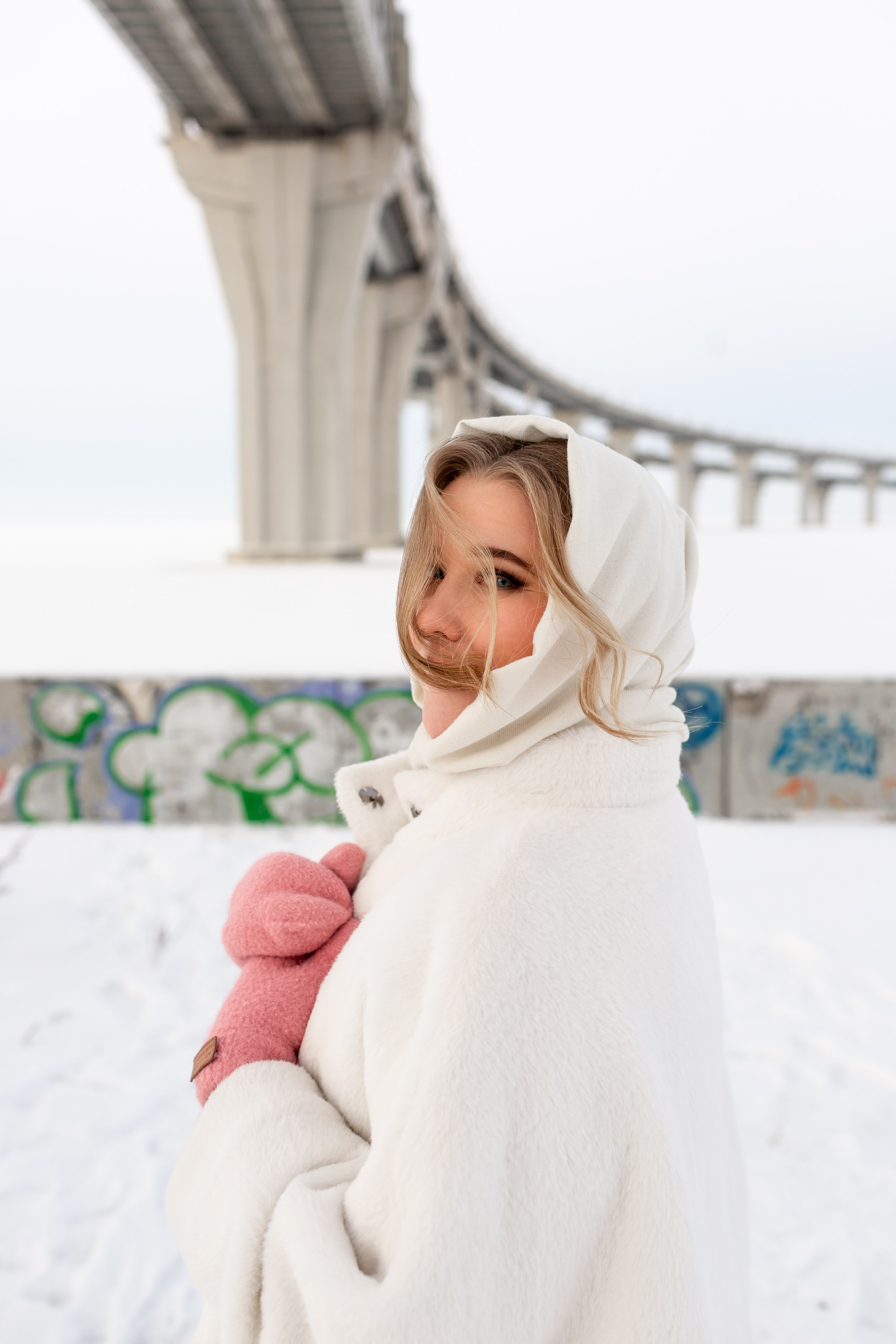 Свадьба зимой, невеста в тёплом образе на фотопрогулке на свежем воздухе