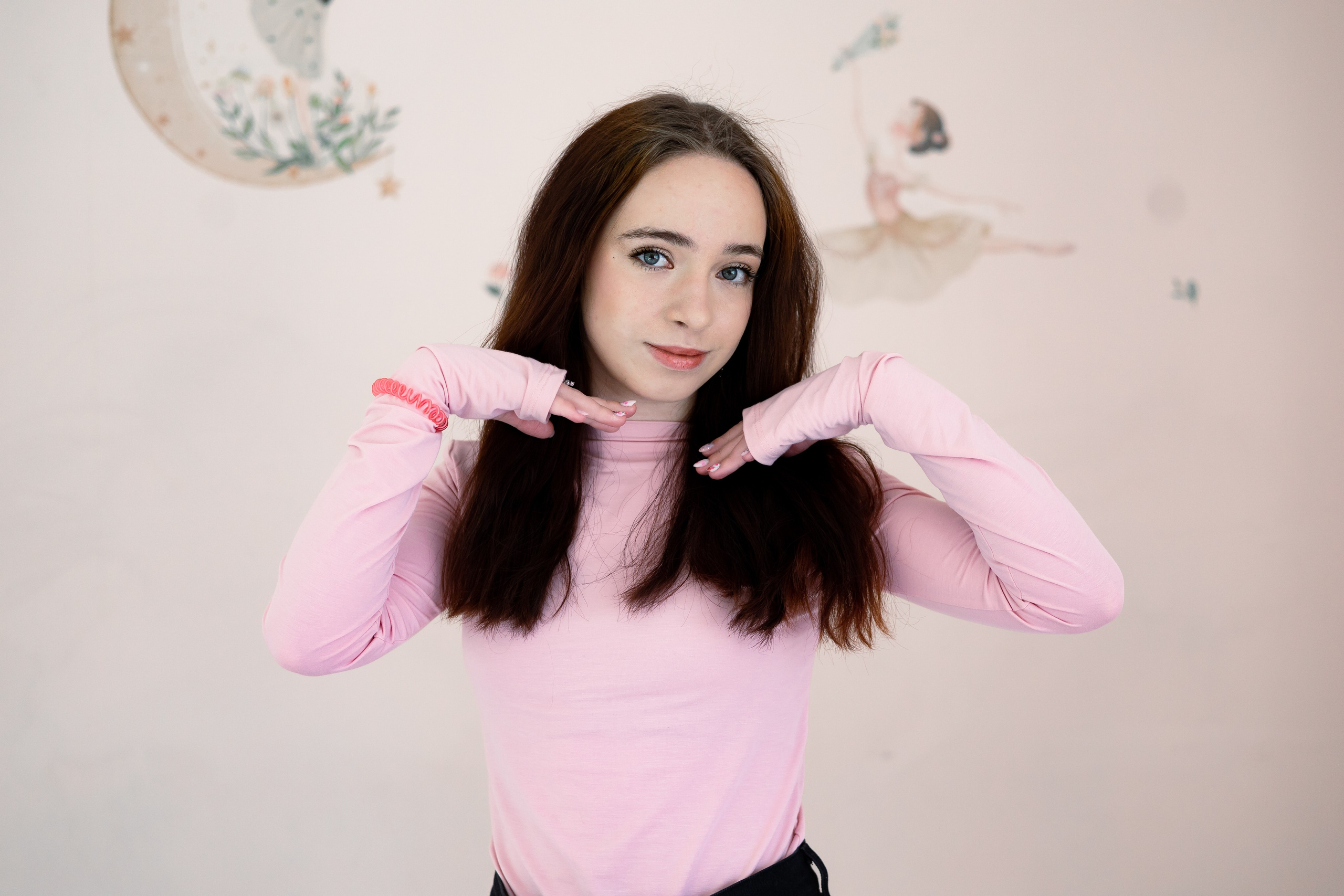 После мастер-класса девочки-подростки с удовольствием позируют передж камерой