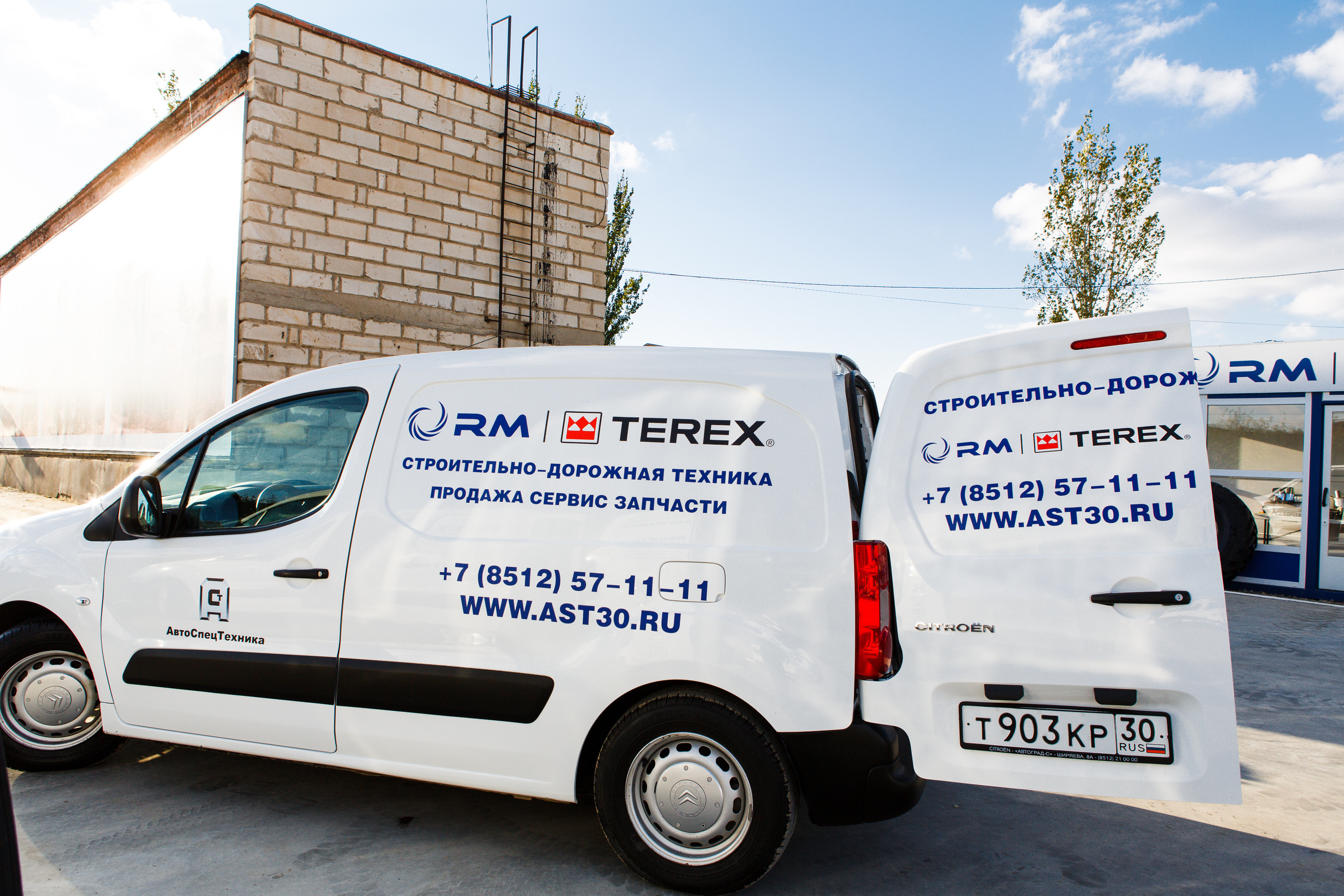 Открытие салона продаж и сервиса "Автоспецтехника". Фотограф в Астрахани