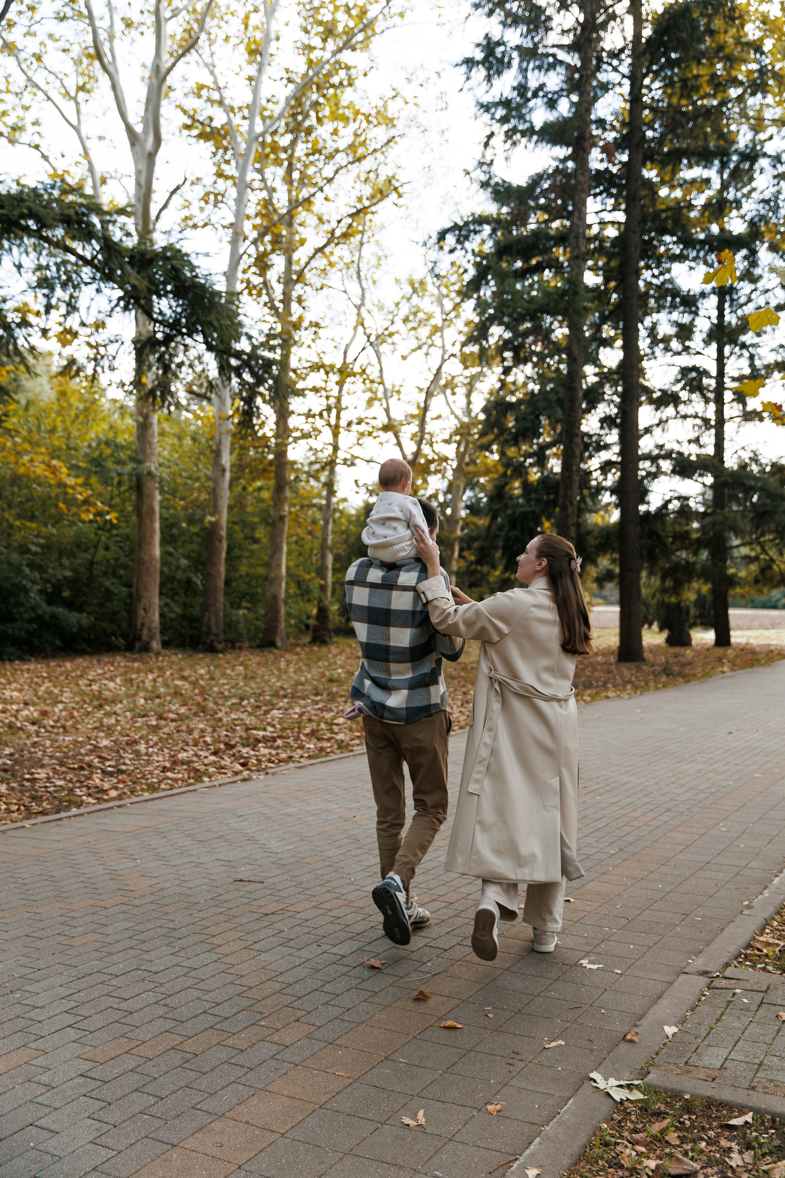 «Embracing Autumn: A Family Adventure Amidst Golden Leaves»