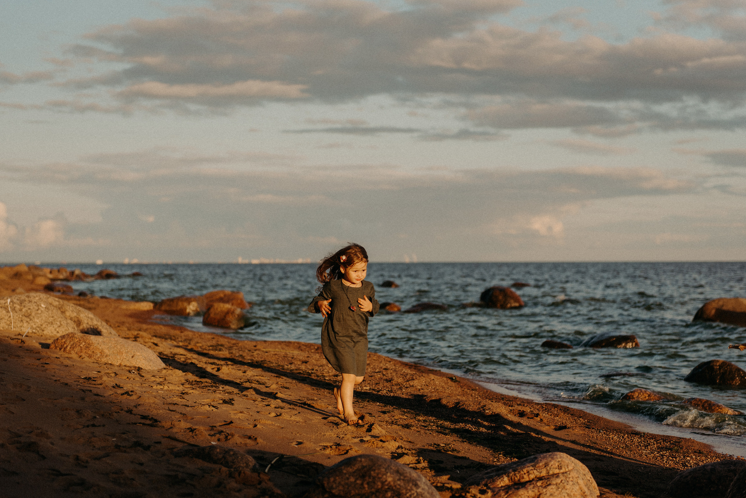 семейная фотосессия на финском заливе, семейная фотопрогулка на заливе, семейная фотосъёмка
