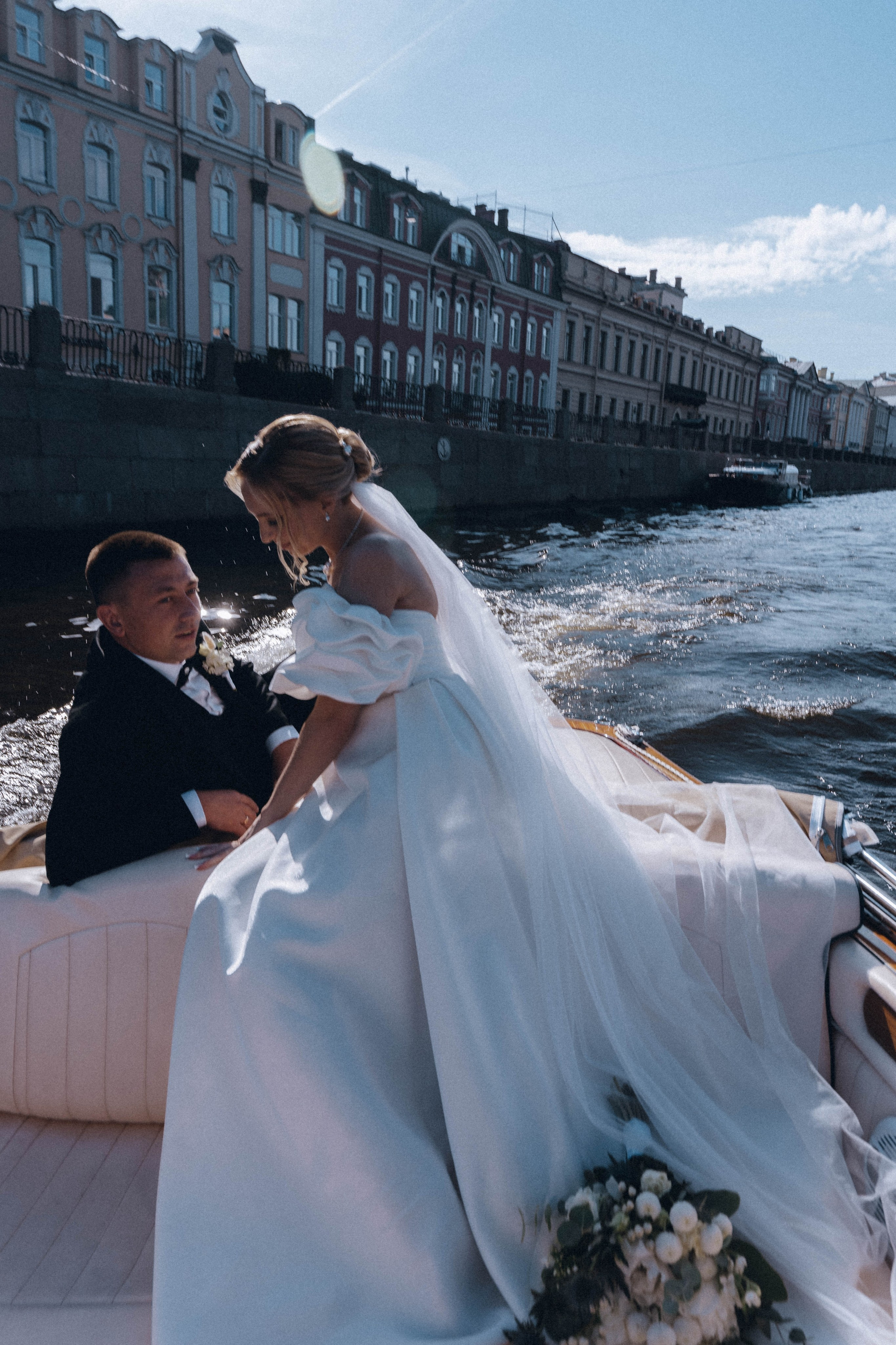 СВАДЕНБНАЯ СЬЕМКА НА КАТЕРЕ ПО КАНАЛАМ САНКТ-ПЕТЕРБУРГА И В АКВАТОРИИ НЕВЫ. Профессиональный фотограф, Санкт-Петербург — Виктория Богомолова