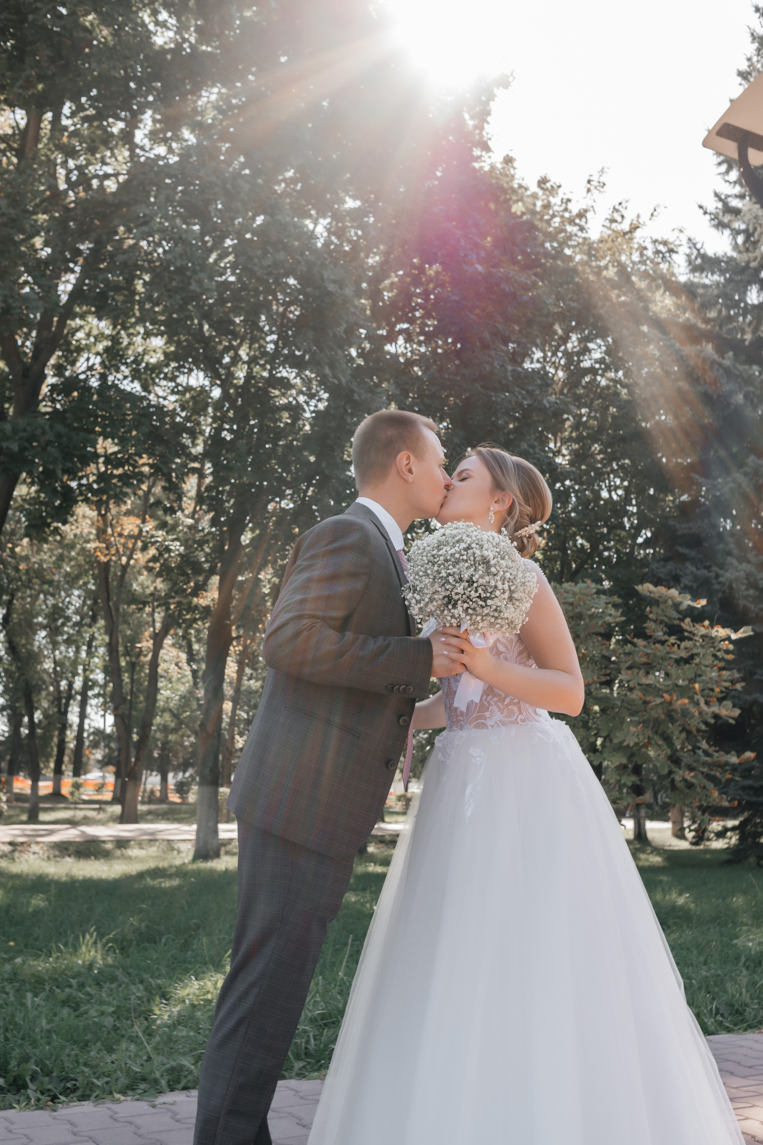 Свадебная прогулка двоих на Стрелке и в автозаводском Парке. И в фотостудии СОЛЬ в Автозаводском районе. Свадебный фотограф и фотограф Love-Store в Нижнем Новгороде Анастасия