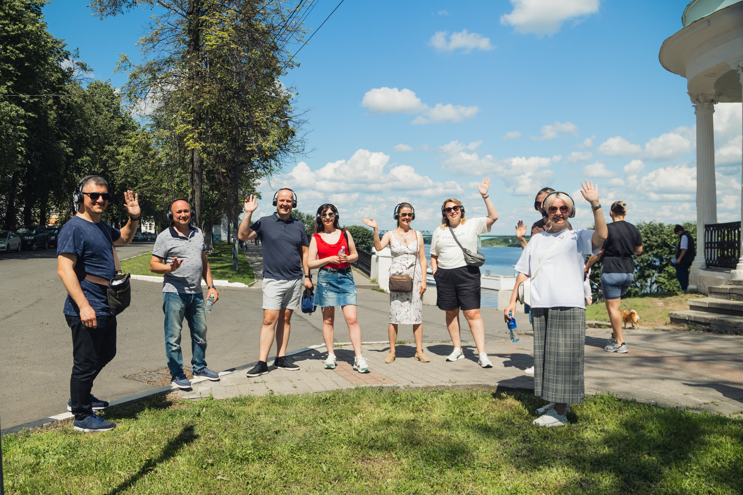 Экскурсия. На каждом снимке всегда два человека: фотограф и зритель