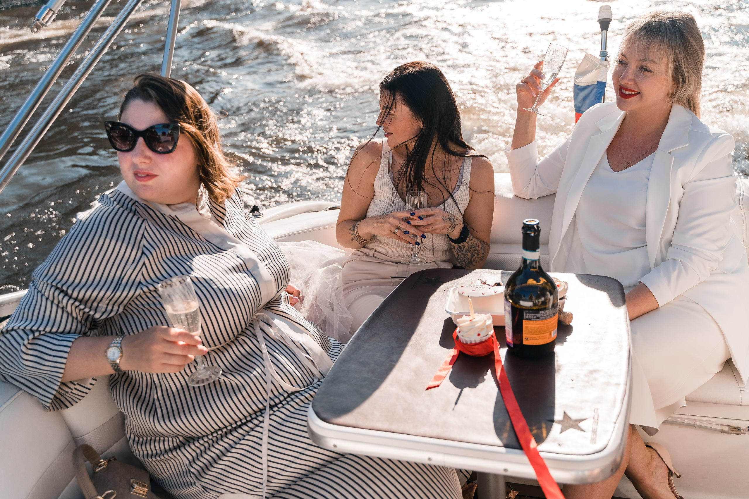 Фотосъемка девичника, встреча девушек, веселые женские портреты