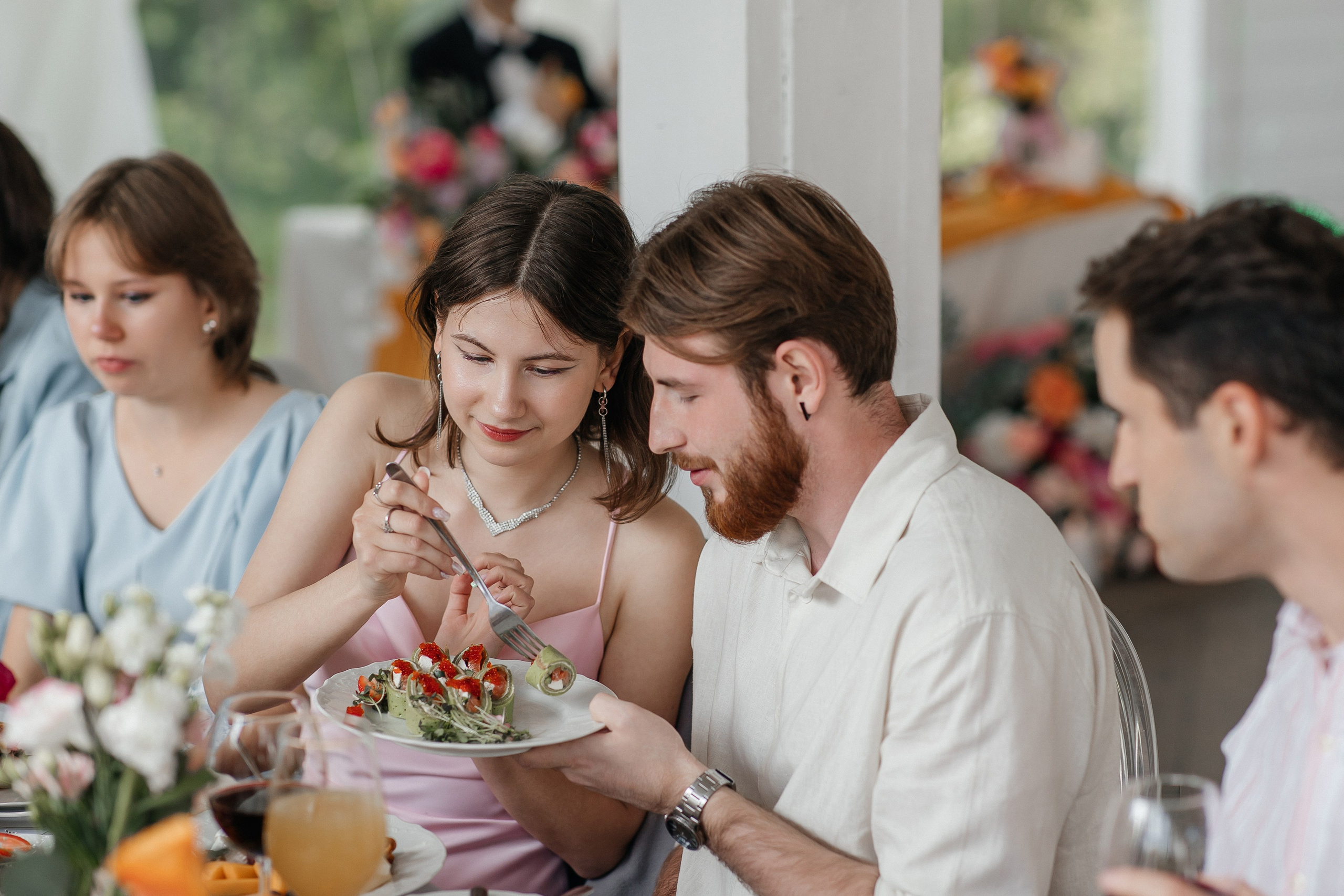 Свадебная фотосессия в ресторане Турандот, свадьба на площадке House for wedding Дом у озера. Свадебный фотограф в Москве Дарья Олендарёва