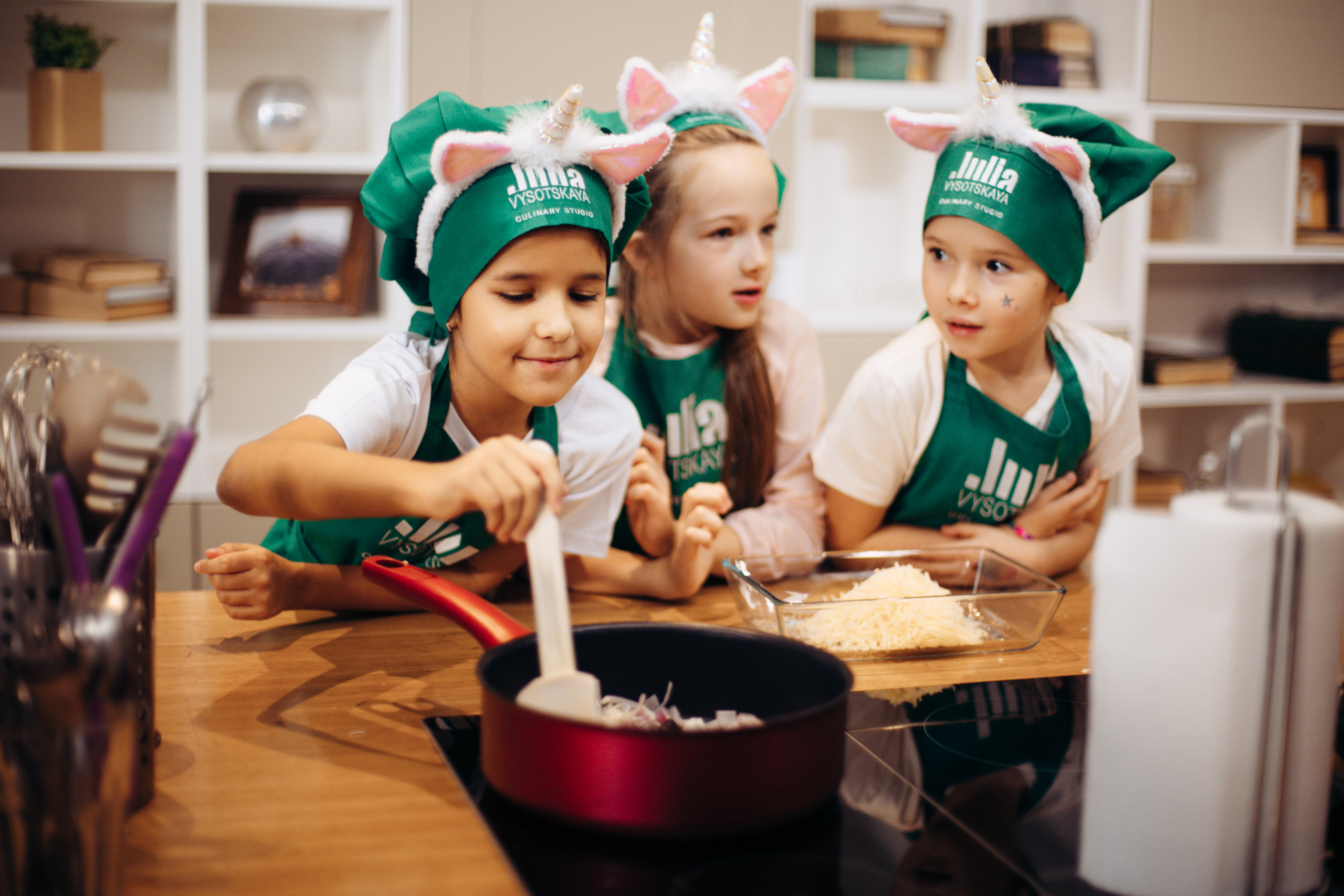 The kitchen studio of Y. Vysotskaya. Kids birthday. Photographer Vlad Boytsoff