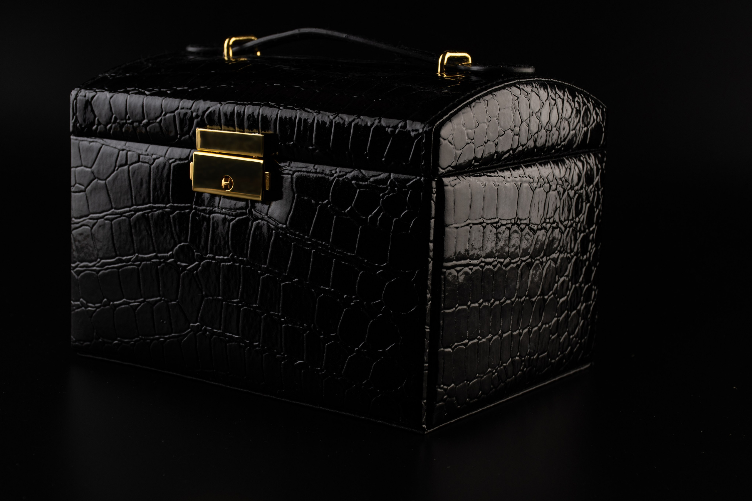 Чёрный фон. Предметный, рекламный, ювелирный фотограф в Москве