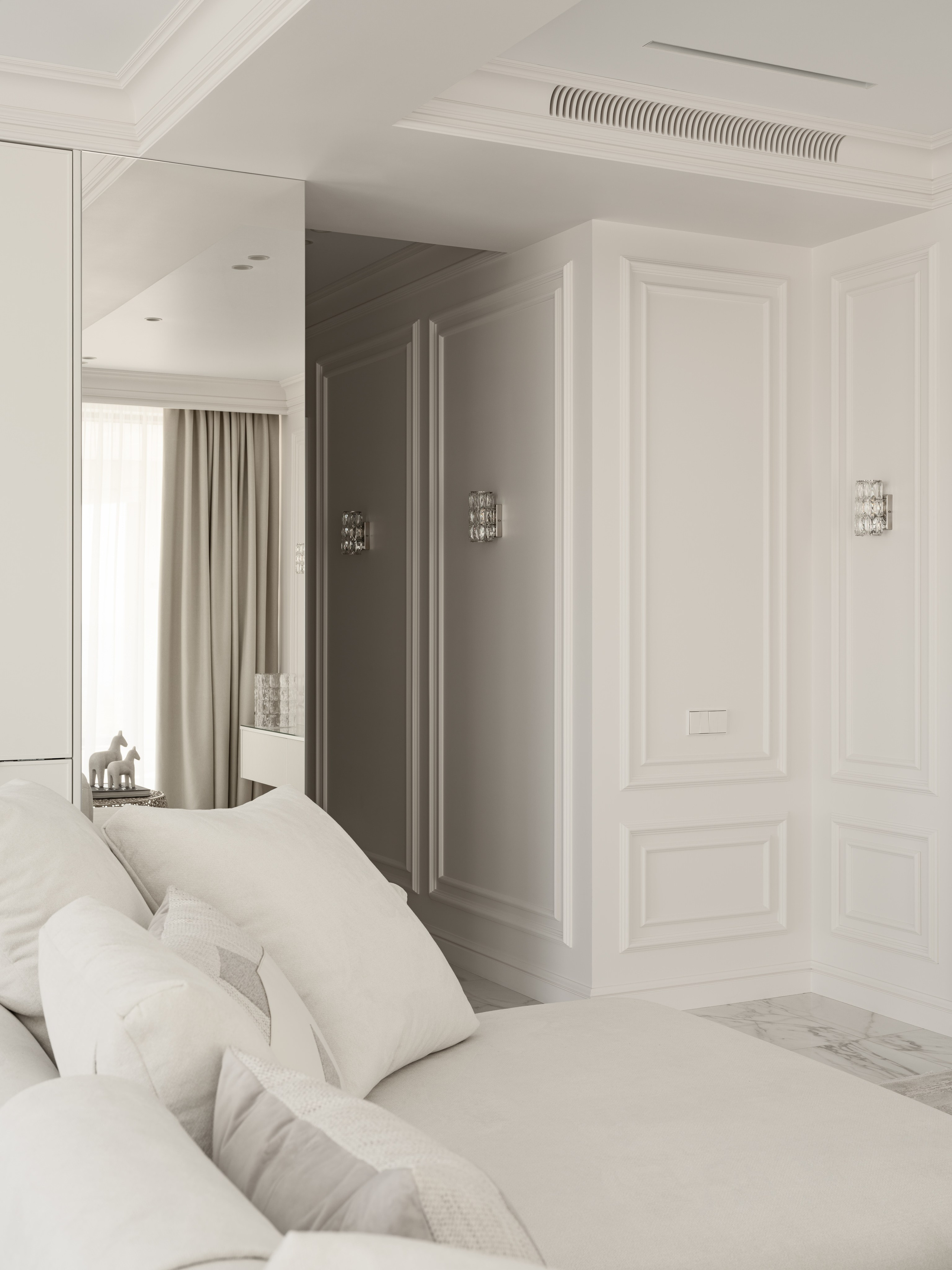 Деталь интерьера светлой гостиной с диваном и зеркальной стеной, переходящая в коридор с декоративными панелями и бра — элегантное пространство в стиле современная классика, дизайнер Алёна Боярская, стилист Наталья Якушева, фотограф Сергей Денисенко.