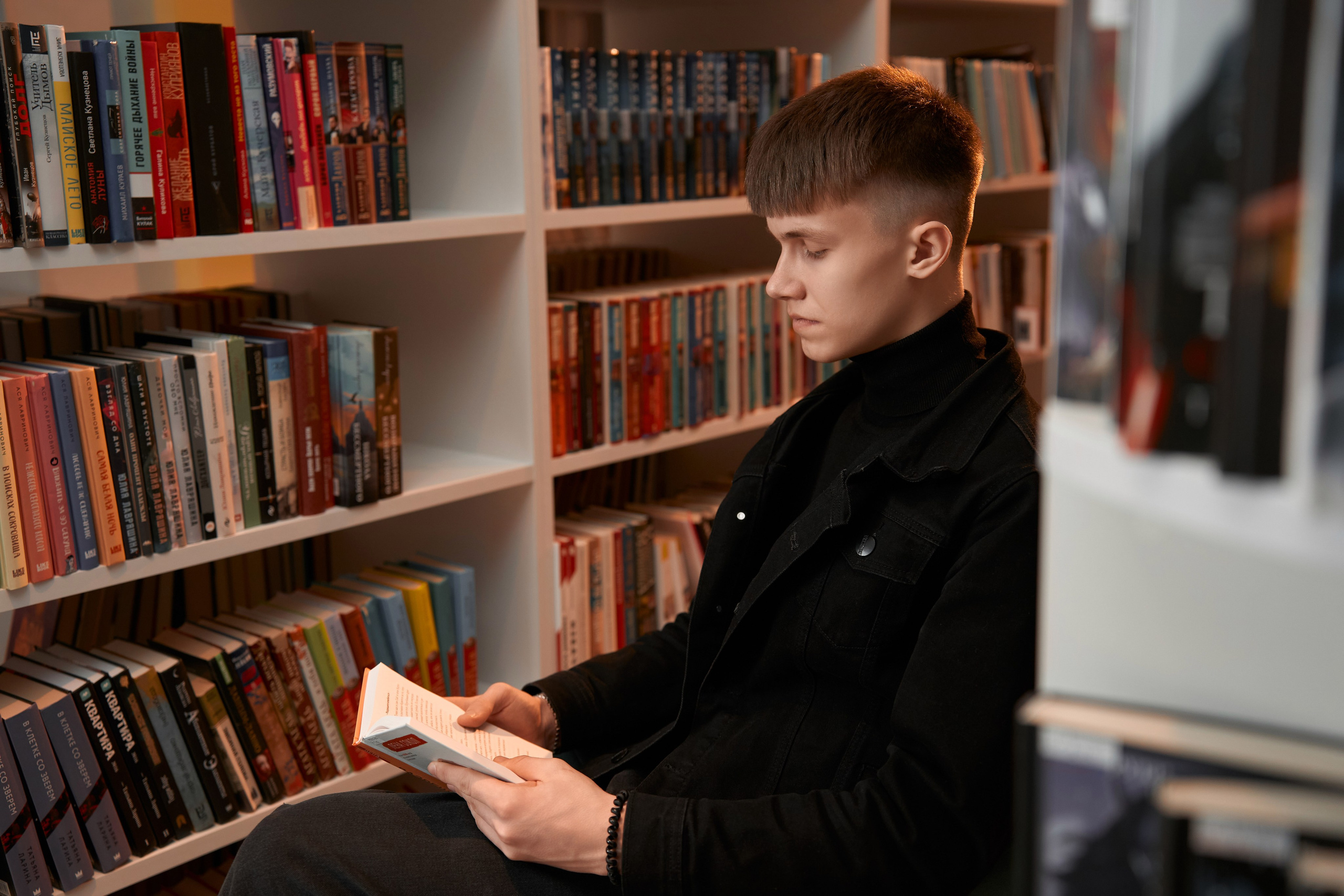 Артём в библиотеке. Фотограф и видеограф Павел Серобабов