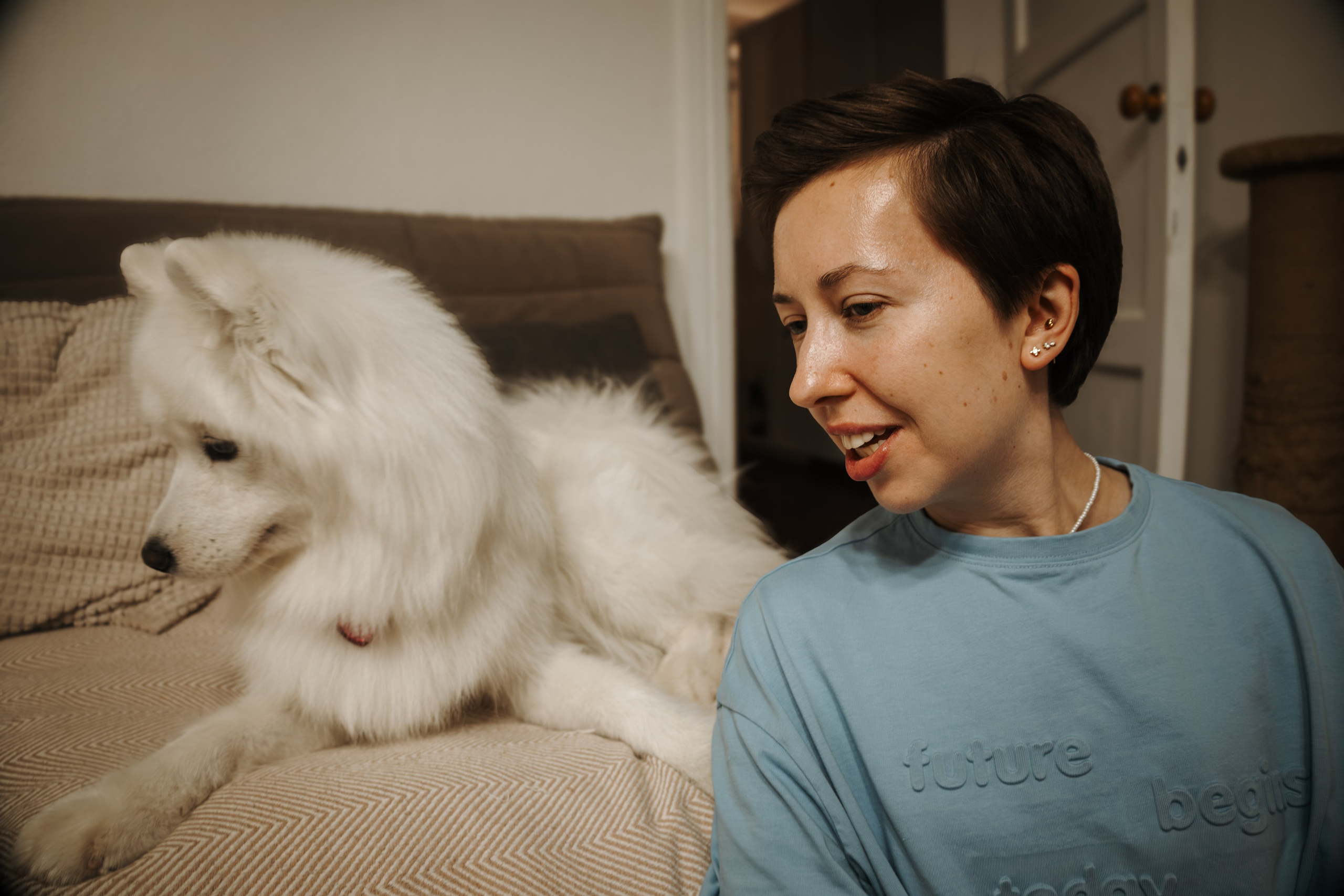 Домашняя фотосессия девушки с собакой и пара фото в дождливый день. Фотограф-анималист в Москве Екатерина Тихонова