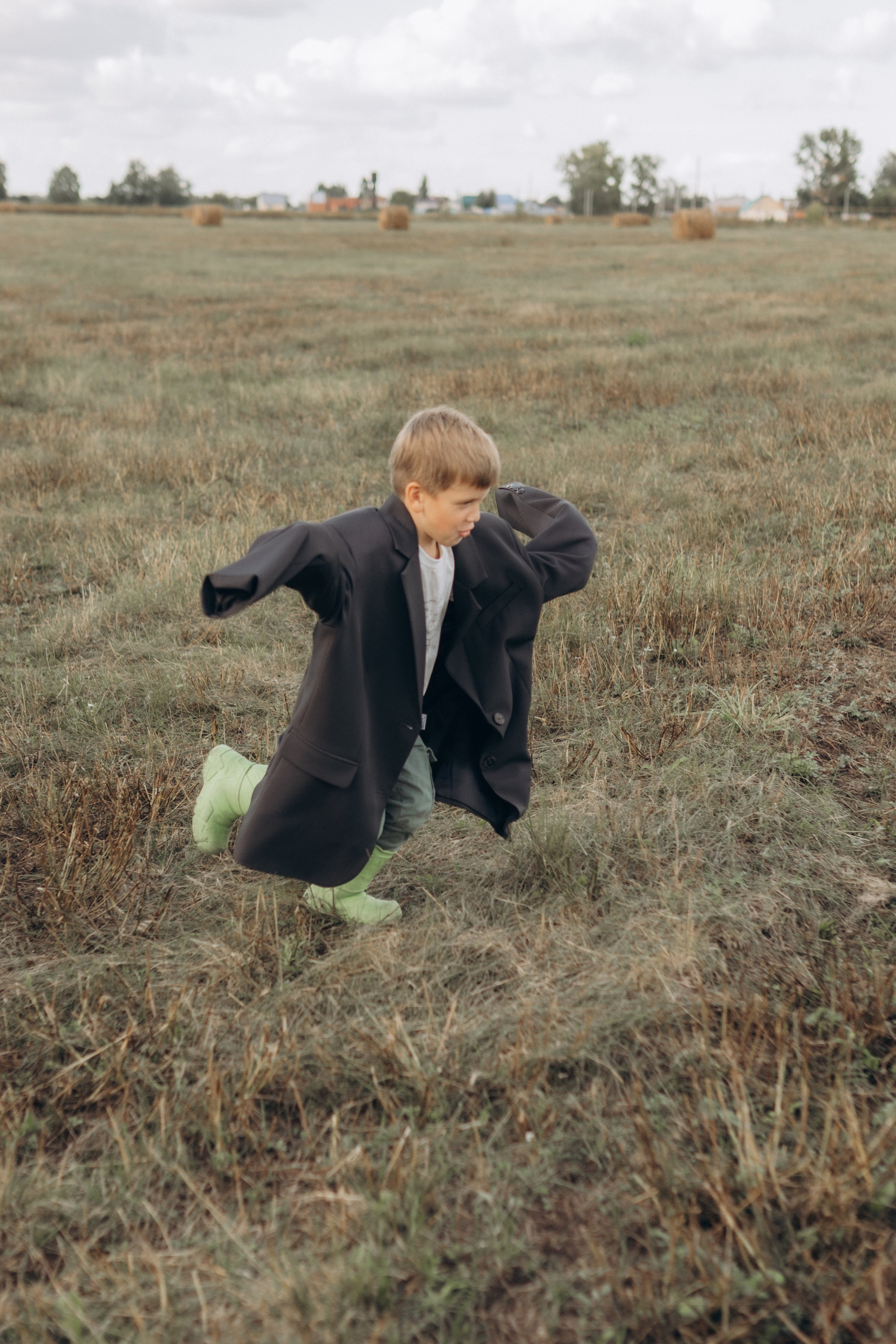 Вика и Миша на сене. Семейный фотограф lifestyle в Новосибирске Елена Шпилевая