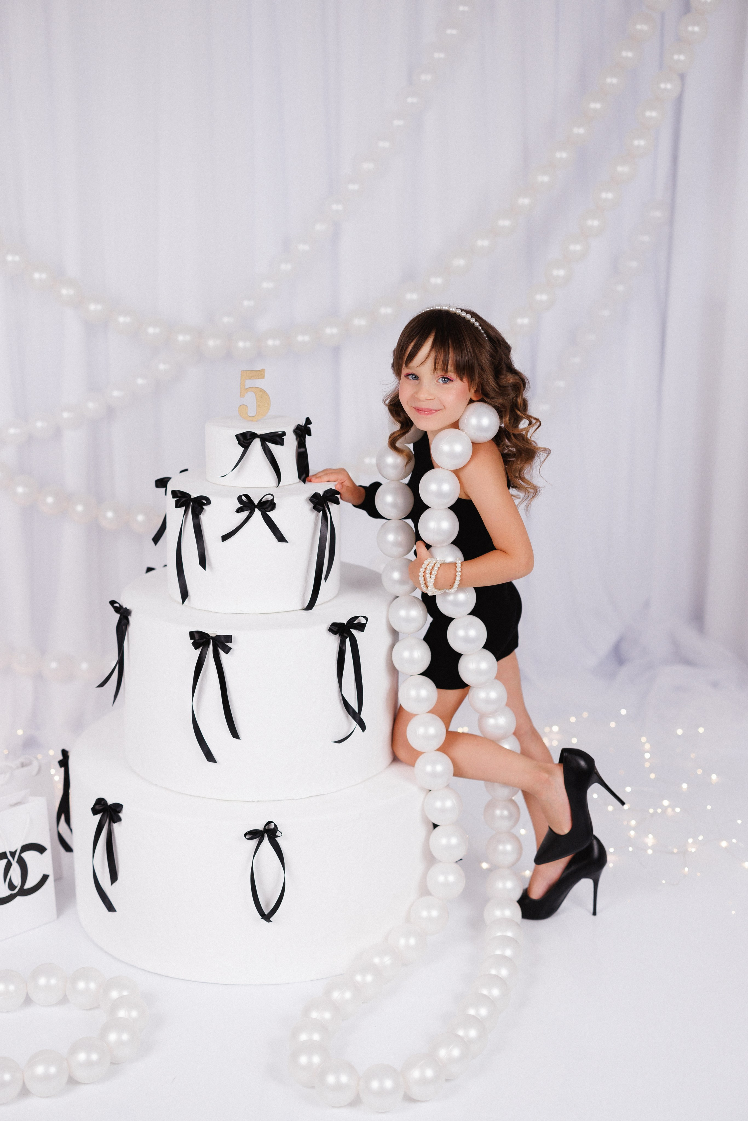 Фотосессия к дню рождения с большим тортом, в детской фотостудии «Антураж», город Краснодар. Семейный и детский фотограф в Краснодаре Анна Трашкова