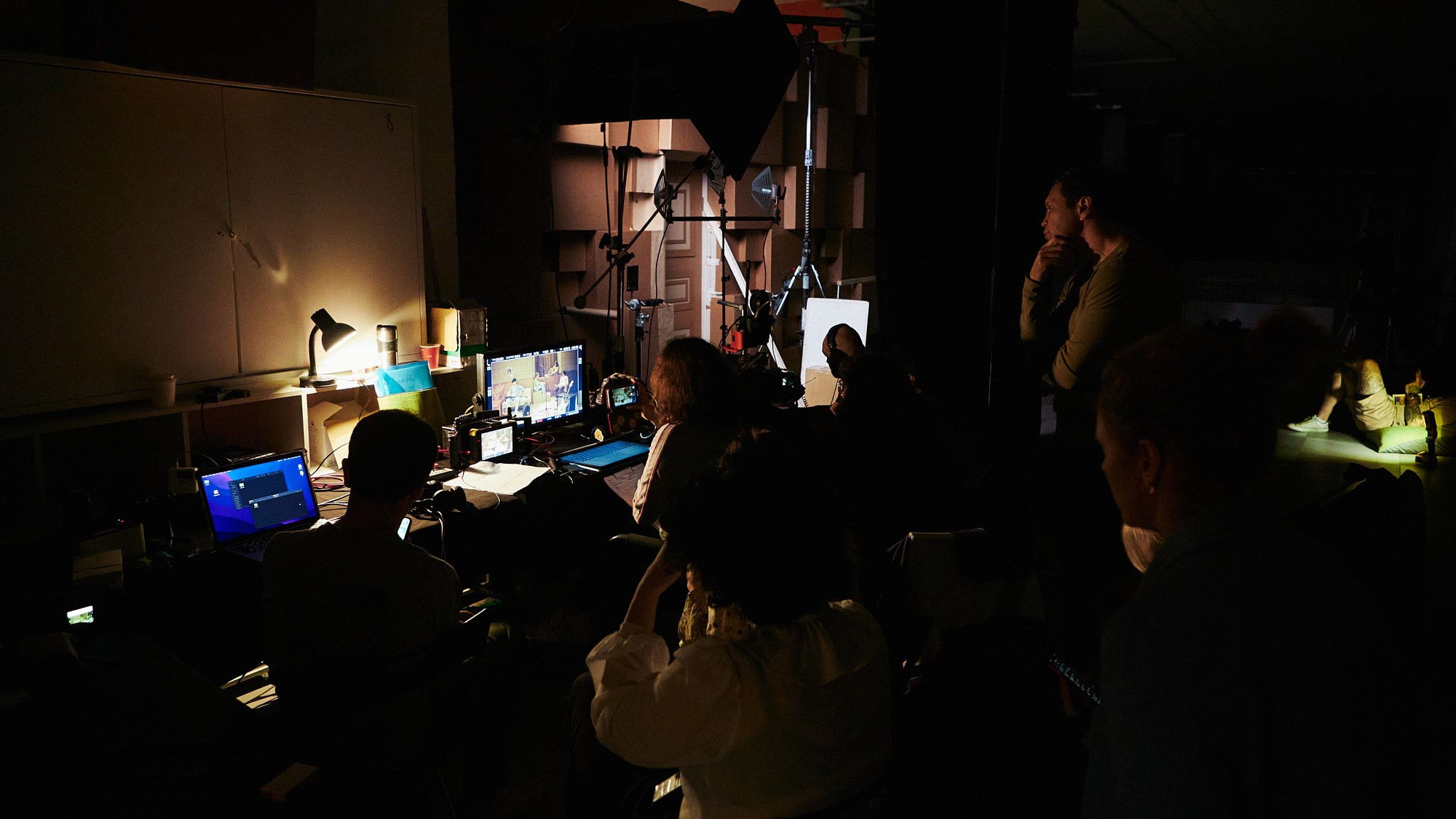 Бэкстейдж сериала «Школота» — репортажная фотосъёмка съёмочного процесса. Репортажный фотограф в Москве — Дмитрий Тарасов | Съёмка мероприятий, концертов, корпоративов