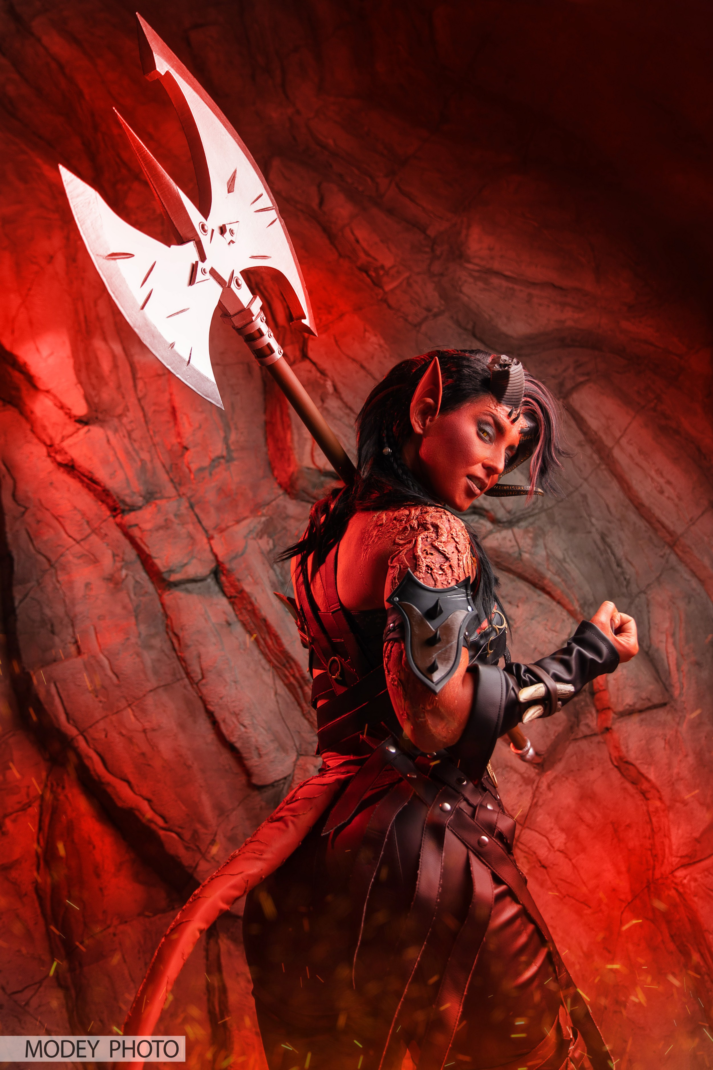 Огненная девушка Карлах из Baldur's Gate 3 (cosplay)