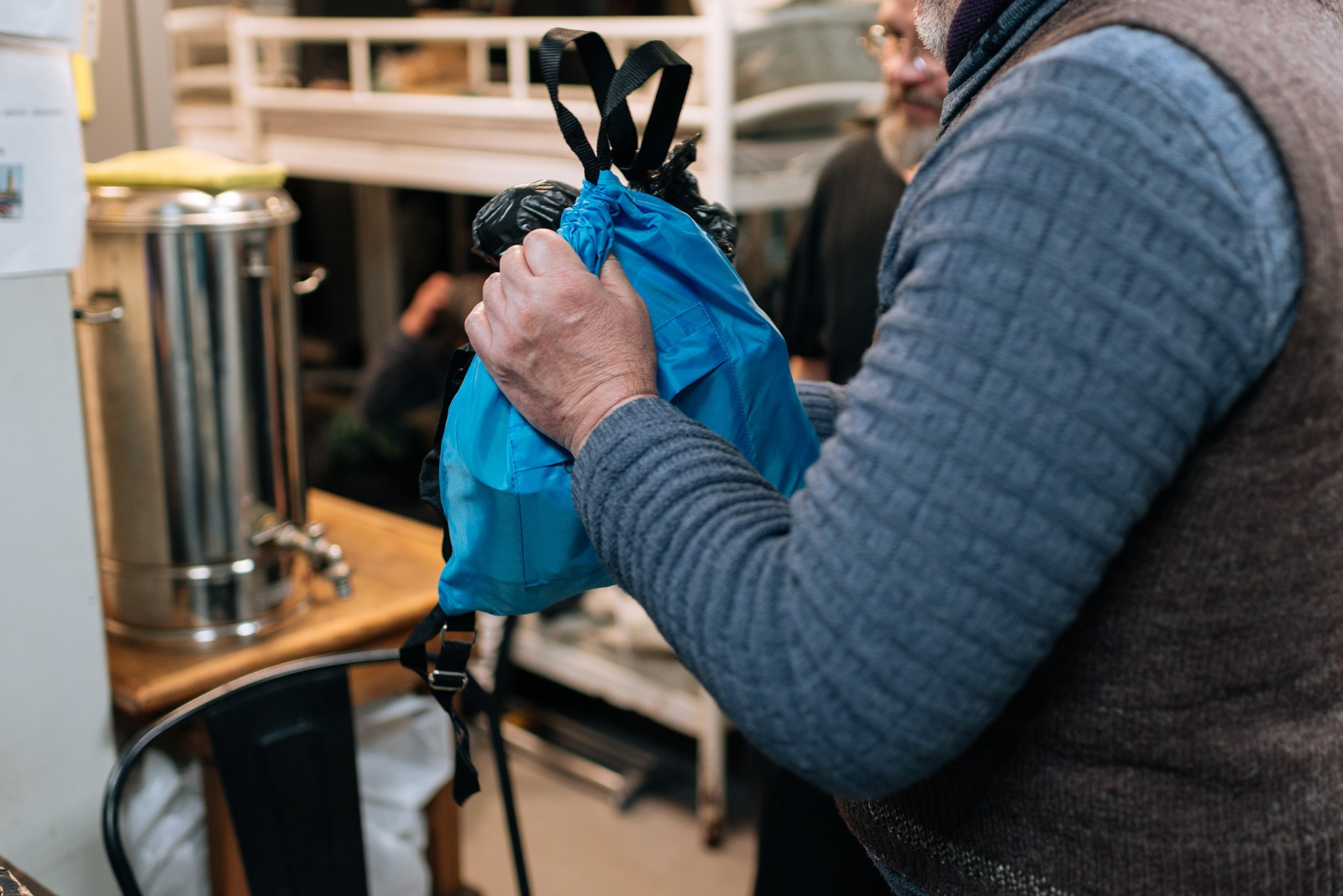 Выдача подарков в Пункте обогрева и Ночном приюте. Репортажный фотограф в Санкт-Петербурге Анастасия Клёпова