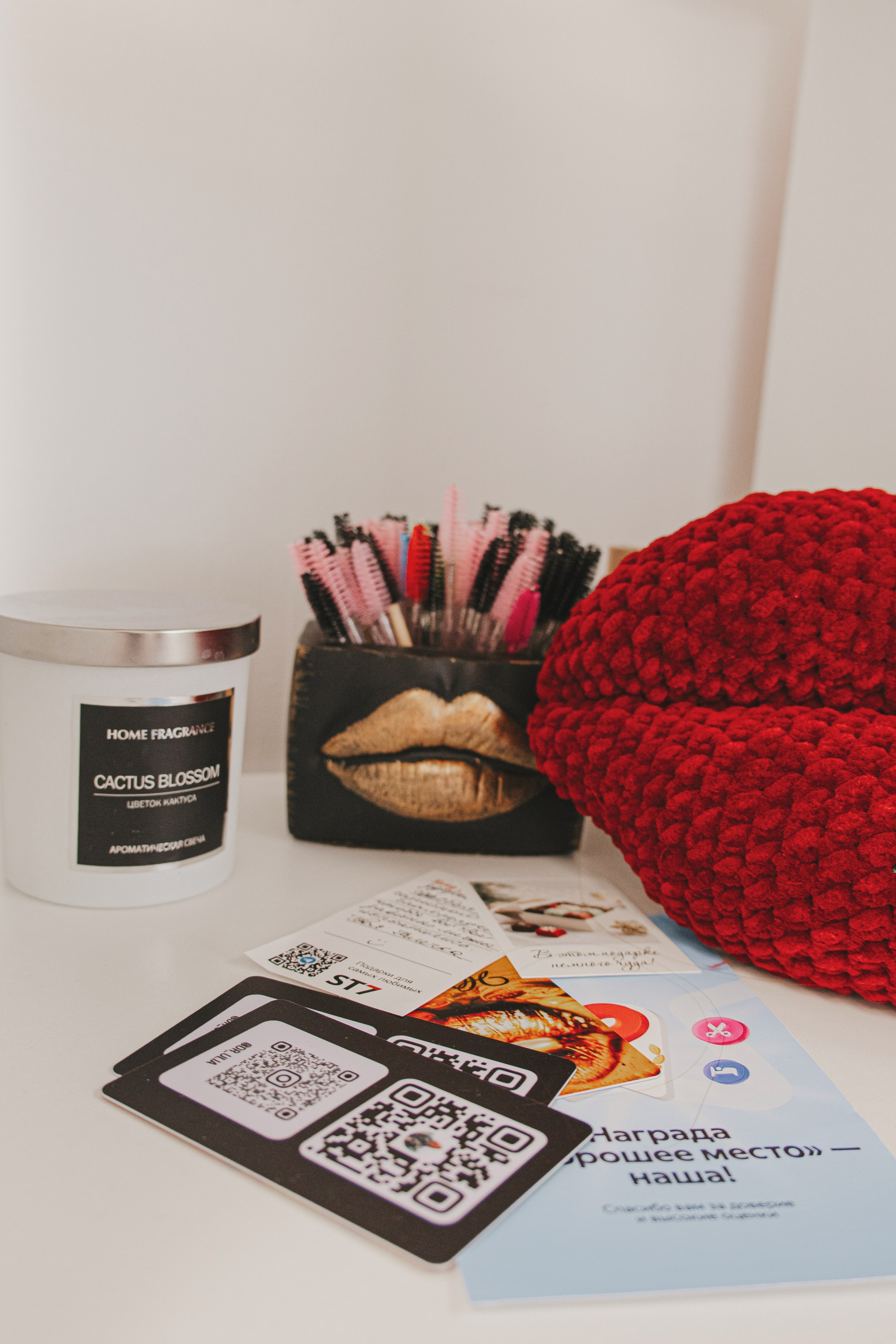 Косметические средства для ухода за кожей лица, расставленные на витрине в кабинете косметолога