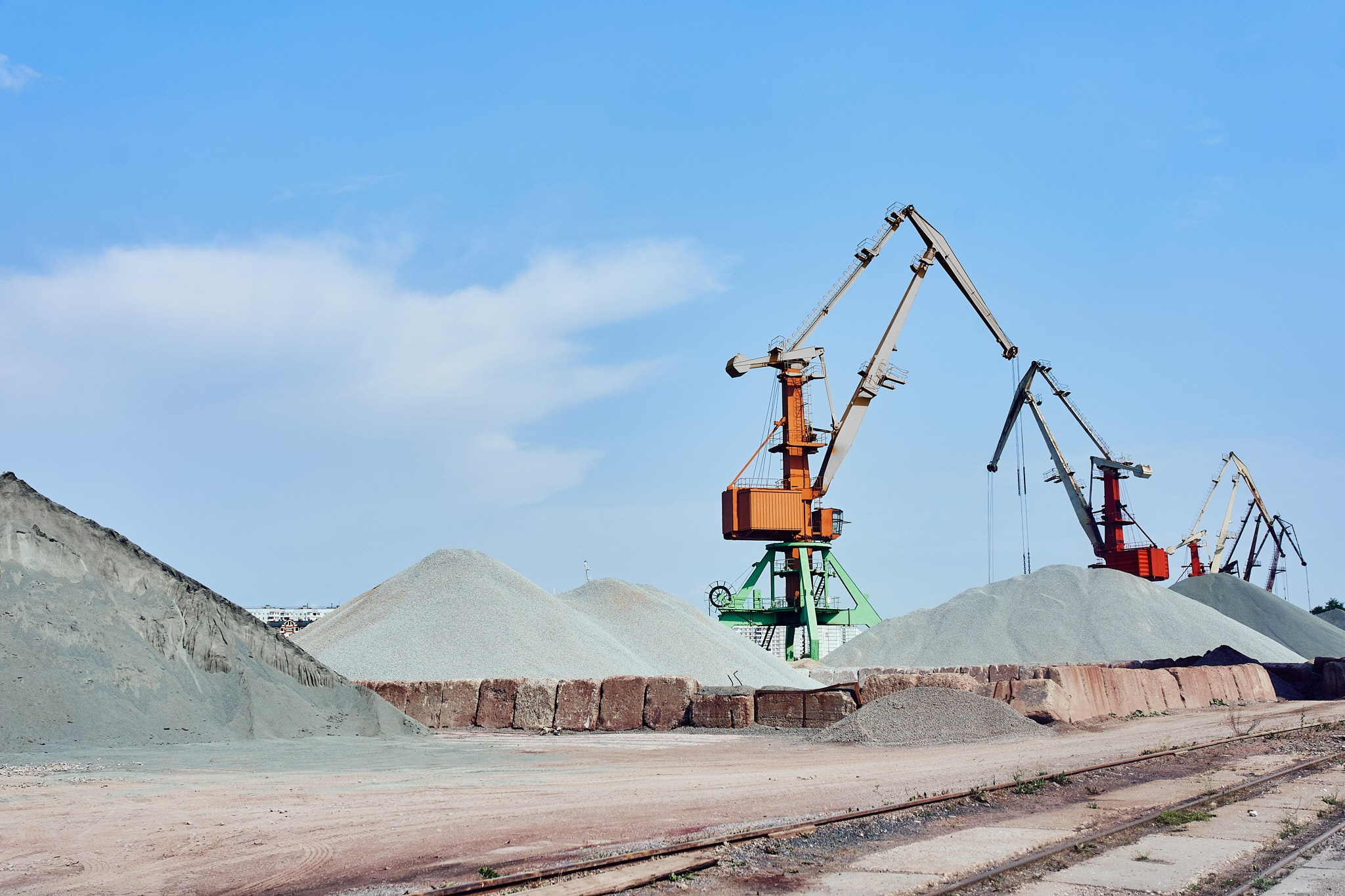 Промышленная зона, погрузка и разгрузка песка