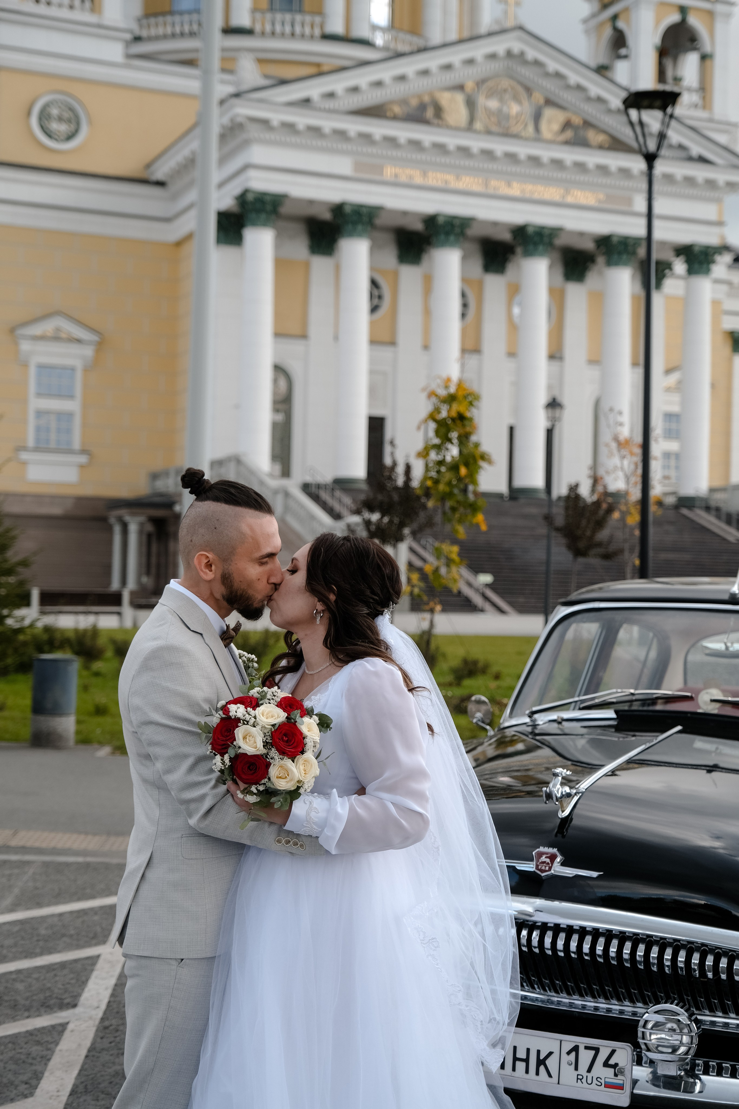 Азат и Дарья_прогулка с ретро-автомобилями. Свадебный фотограф в Челябинске Сырчикова Наталья