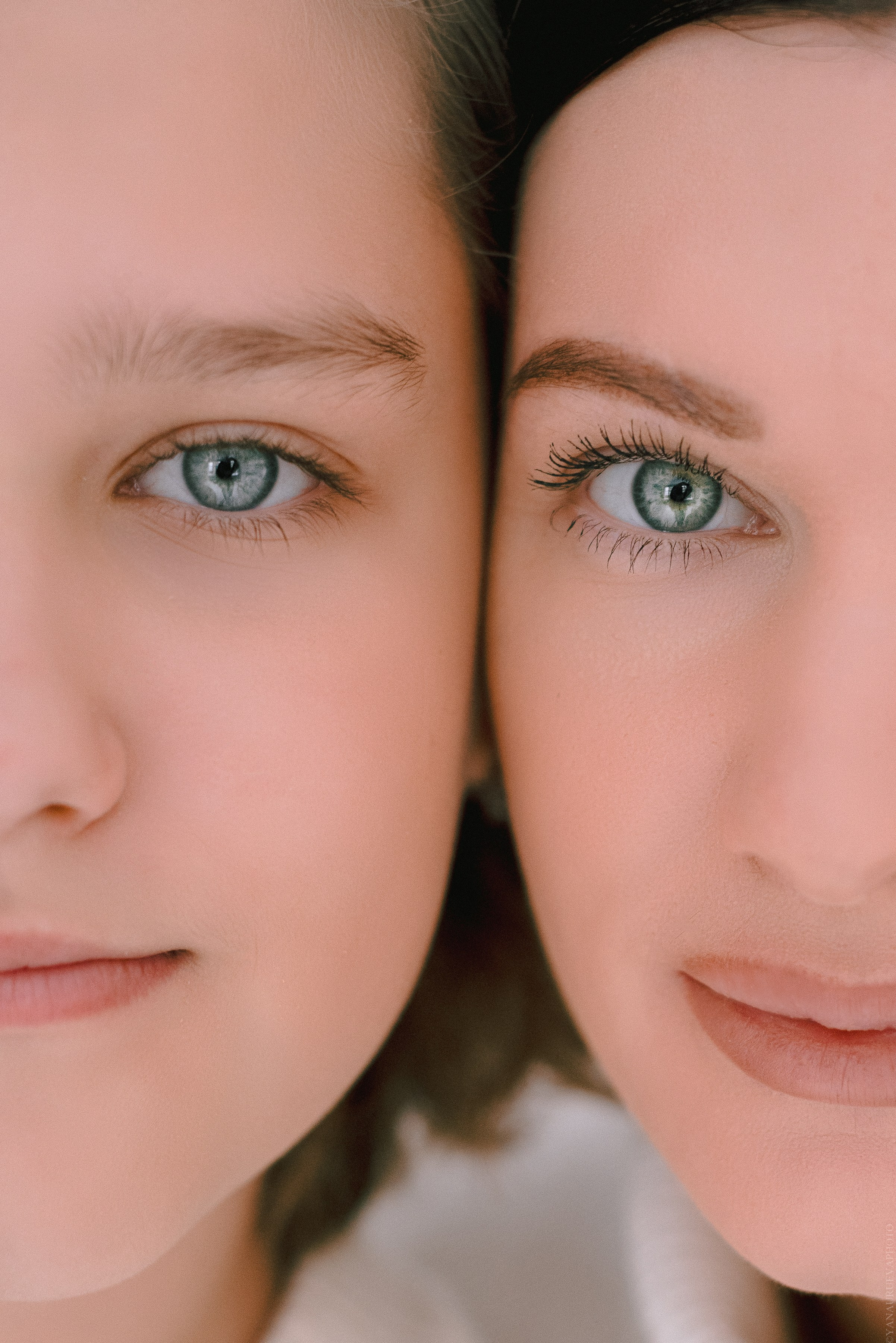 крупный портрет мамы и дочери , голубые глаза