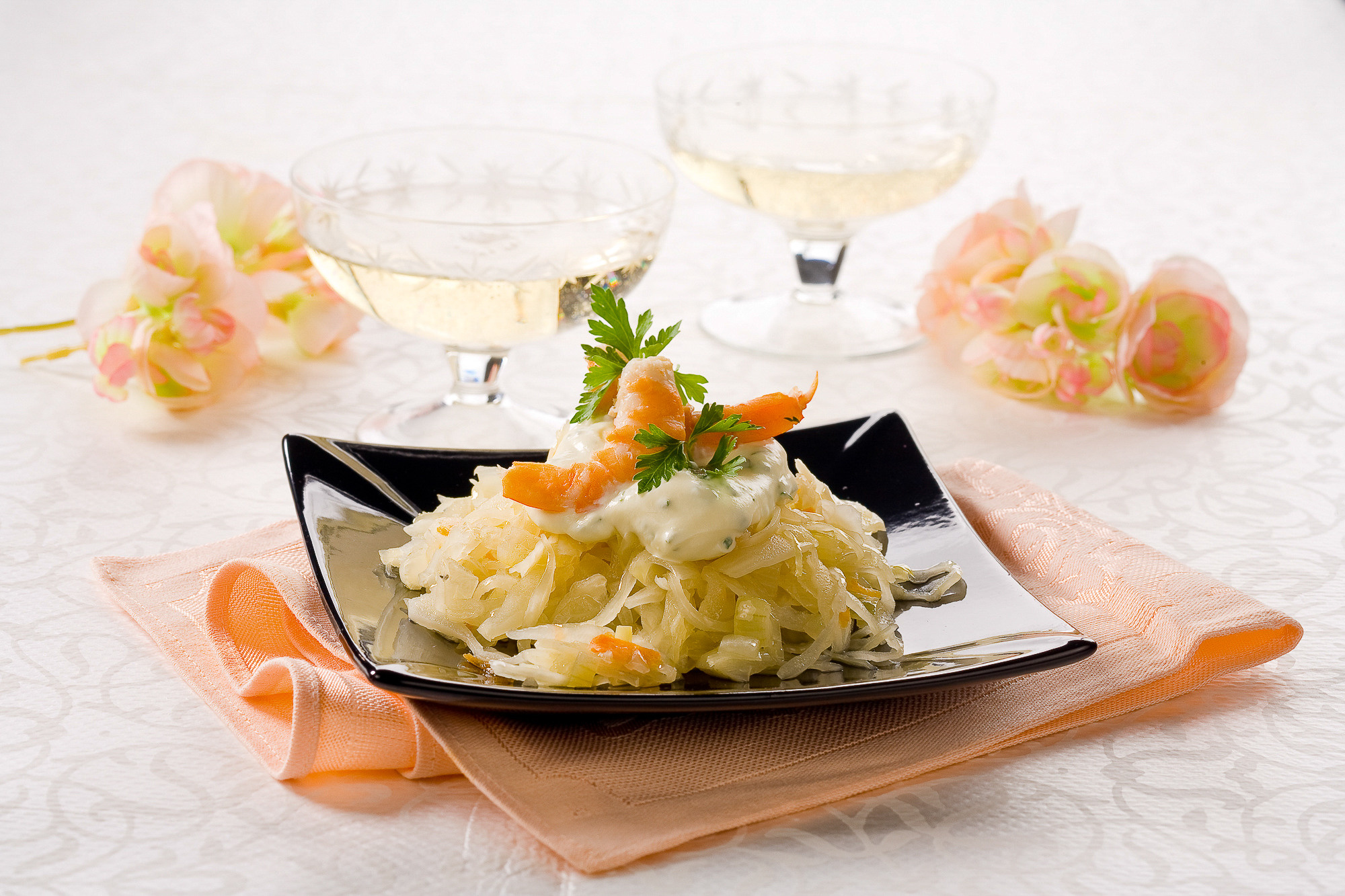 Закуска из капусты и креветок