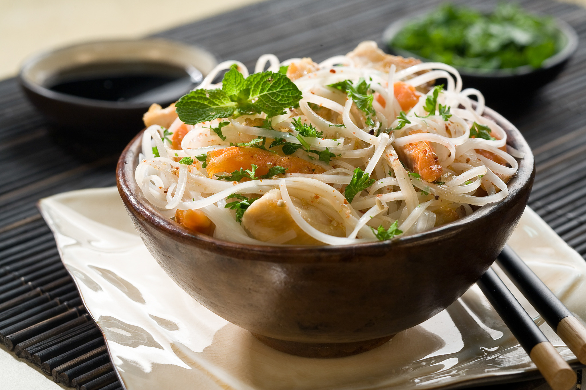 Китайская кухня, рисовая лапша с курицей и овощами