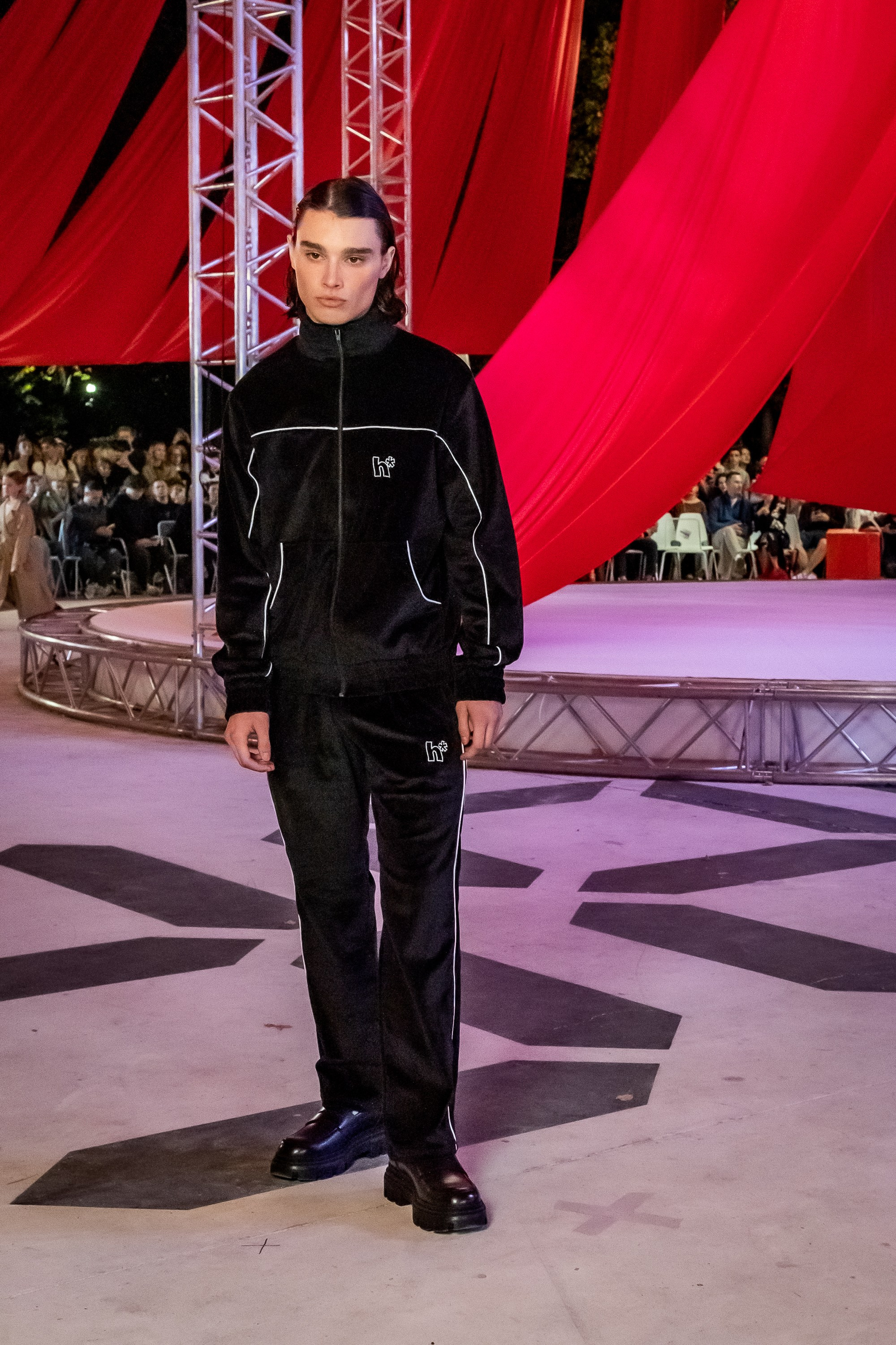 Показ Яндекс-маркет 04.09.2024. Фотосессии и репортаж — Фотограф в Москве — Рина Серёгина