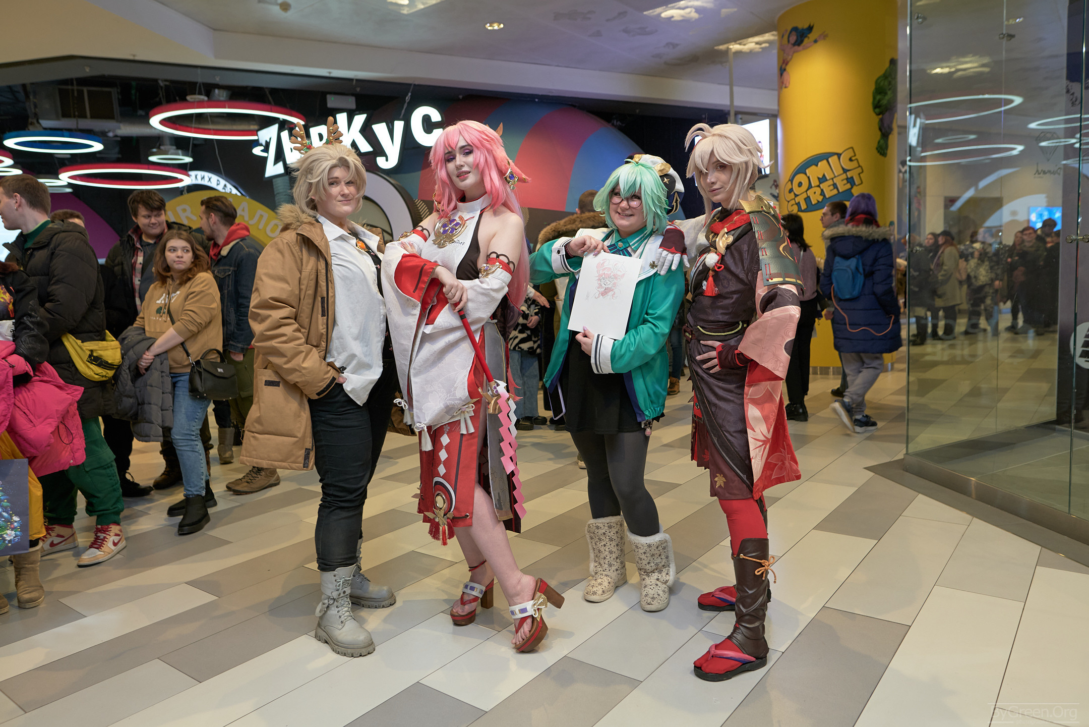 Косплей В детском Мире Геншин в ЦДМ Яэ Мико